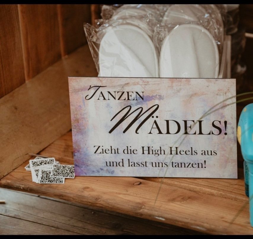 Holzkiste mit Ersatzschlappen und Schild