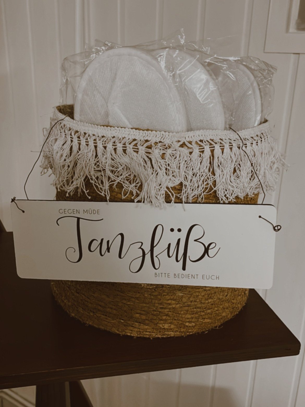 Korb mit Ersatzschlappen und Schild