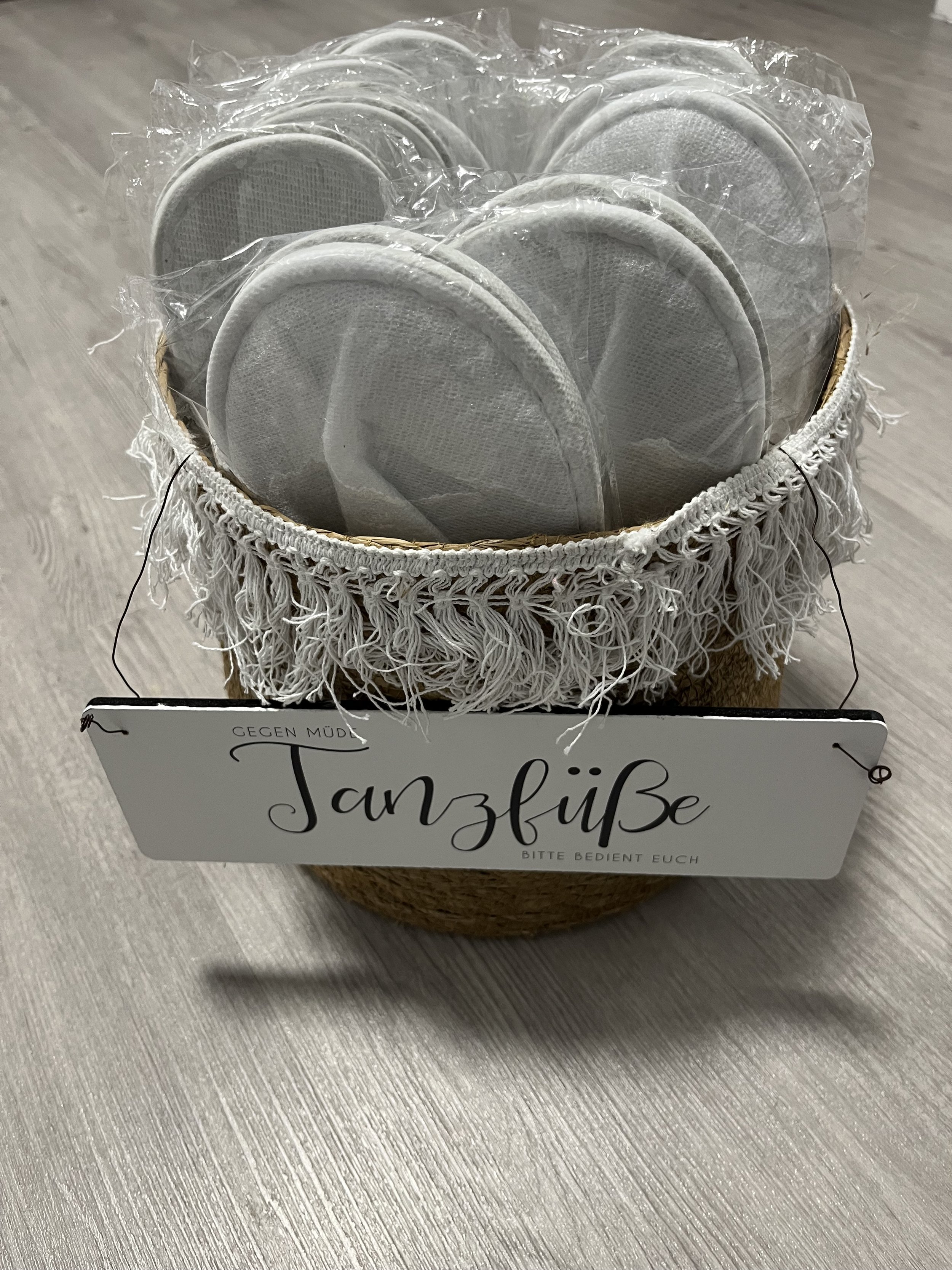 Korb mit Ersatzschuhen und Schild