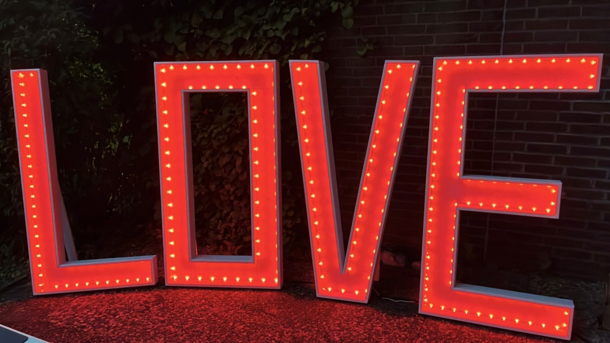 LOVE Buchstaben aus Holz (1,40m hoch, 4m breit). In vielen verschiedenen Farben einstellbar.