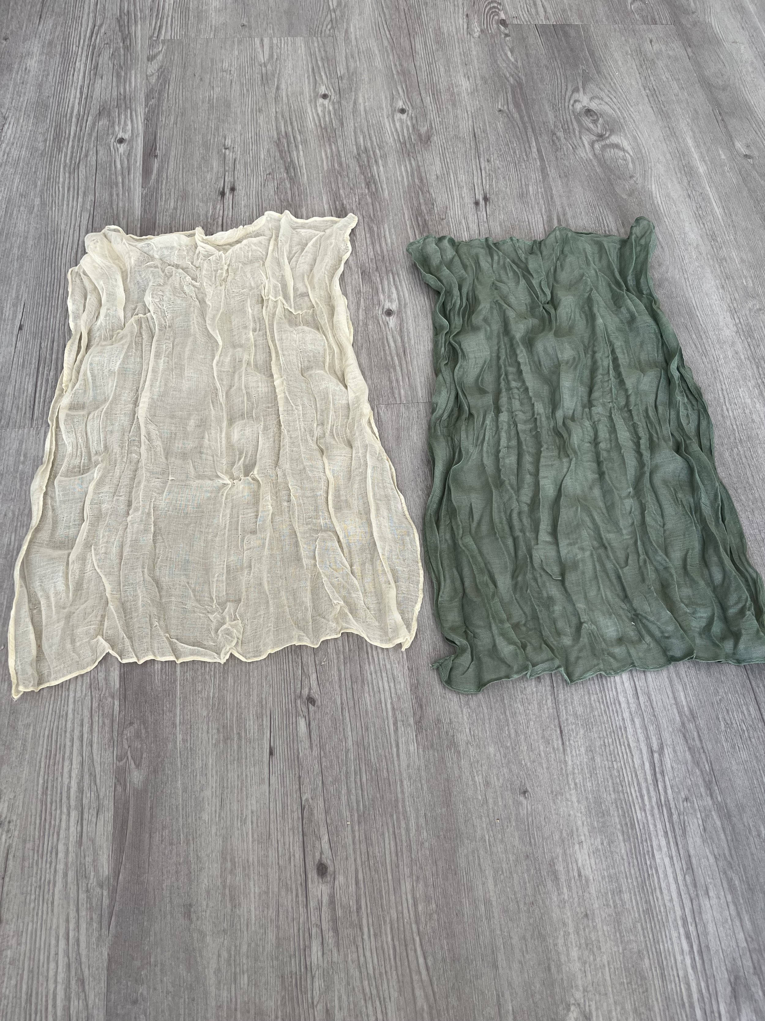 Dekoservietten in Beige und Grün (auf Anfrage auch in anderen Farben leihbar)