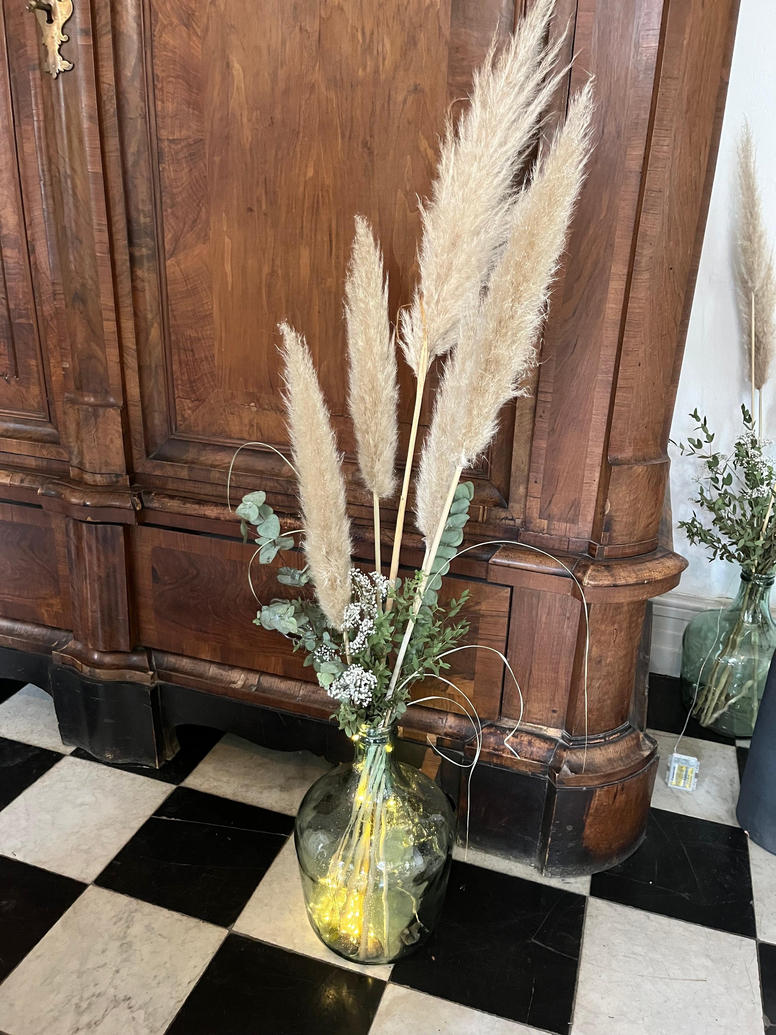 Ballonvase mit Pampasgras, Schleierkraut und Eukalyptus