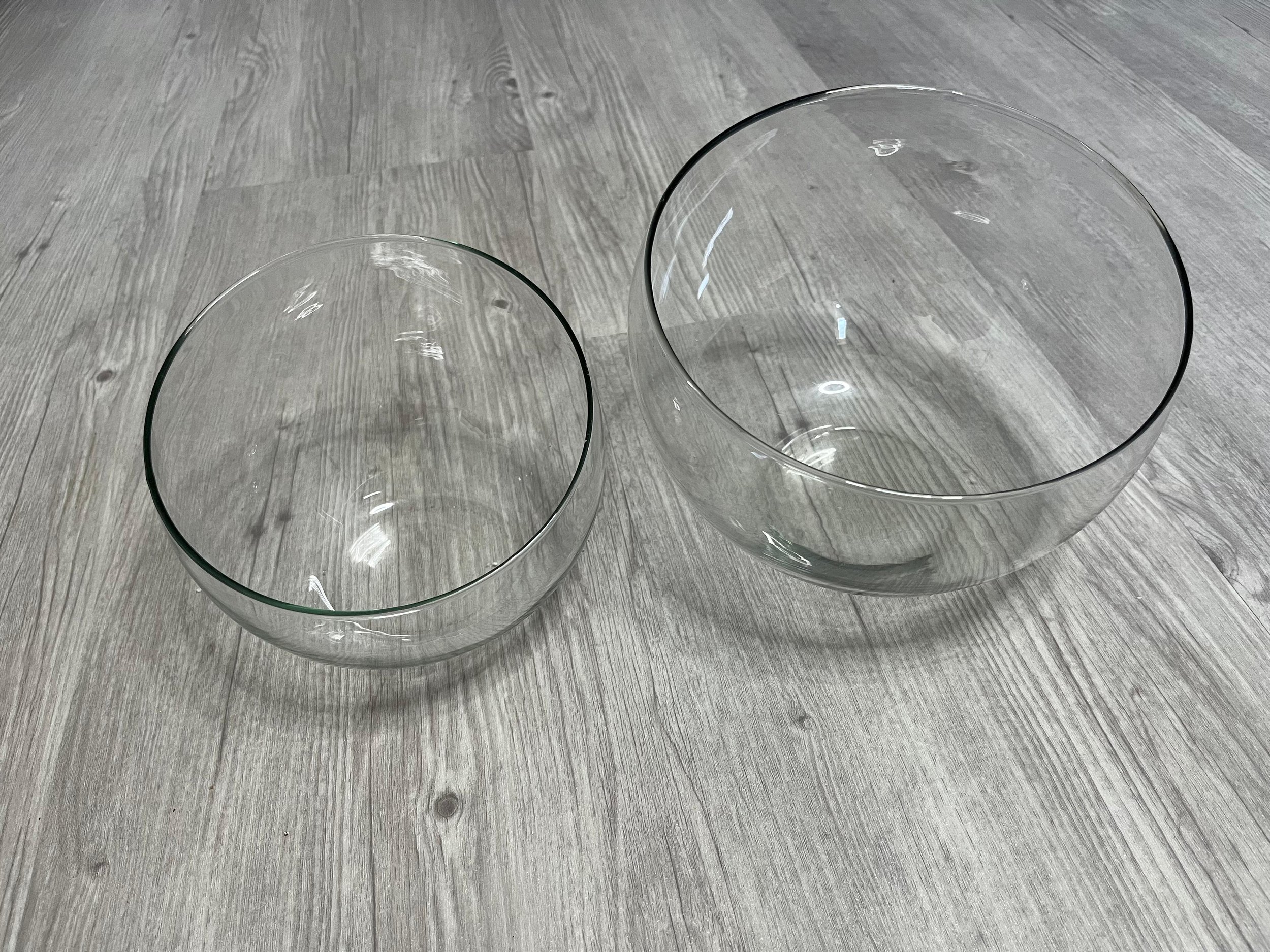 schiefe Glasschalen