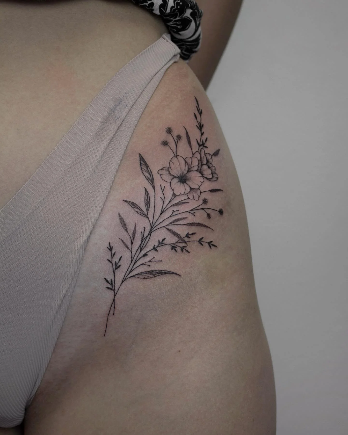 Lil summer vibes for ur timeline 🌾

#highink #rigatattoo #tattooriga #latviatattoo #tattooideas #femininetattoo #fineline #delicatetattoo #spicytattoo #flowers #girlytattoo #finelinetattoo #flowertattoo #tattoolatvia #art #details