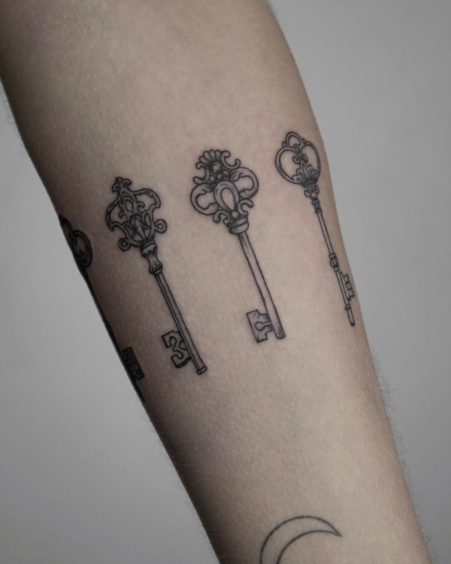 Vintage key wrap around , each different , each unique 🗝️
Thank you Evelīna for letting me bring ur idea to life ✨ 

#highink #rigatattoo #tattooriga #latviatattoo #tattooideas #girlytattoo #finelinetattoo #keytattoo #vintagetattoo #keys #linetattoo