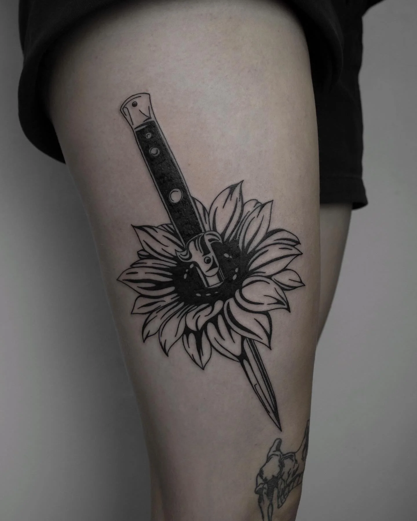 🗡️🌻

#highink #rigatattoo #tattooriga #sunflowertattoo #blackart #knifetattoo #blackwork #legtattoo #latviatattoo #tattooideas #inkedgirls #bigtattoos #darktattoos #tattoolatvia #art