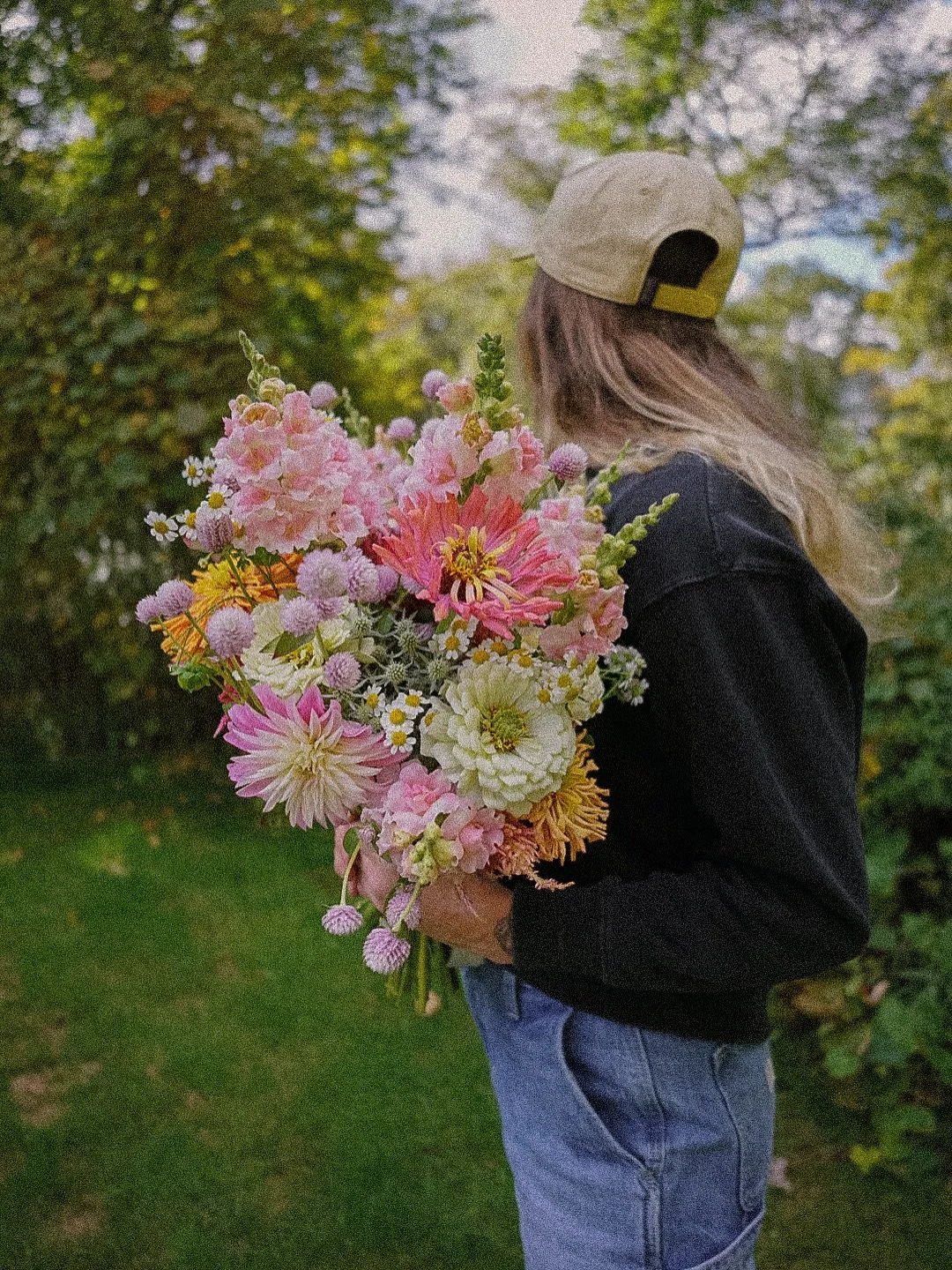 We are nearing the end of the growing season here in Massachusetts - but the flowers won&rsquo;t stop here at @denimbloomflowers 🍁🧚🏼✨🍂🎃🌼 We will officially be operating as a YEAR-ROUND floral design studio! 

During the cold months we will be s