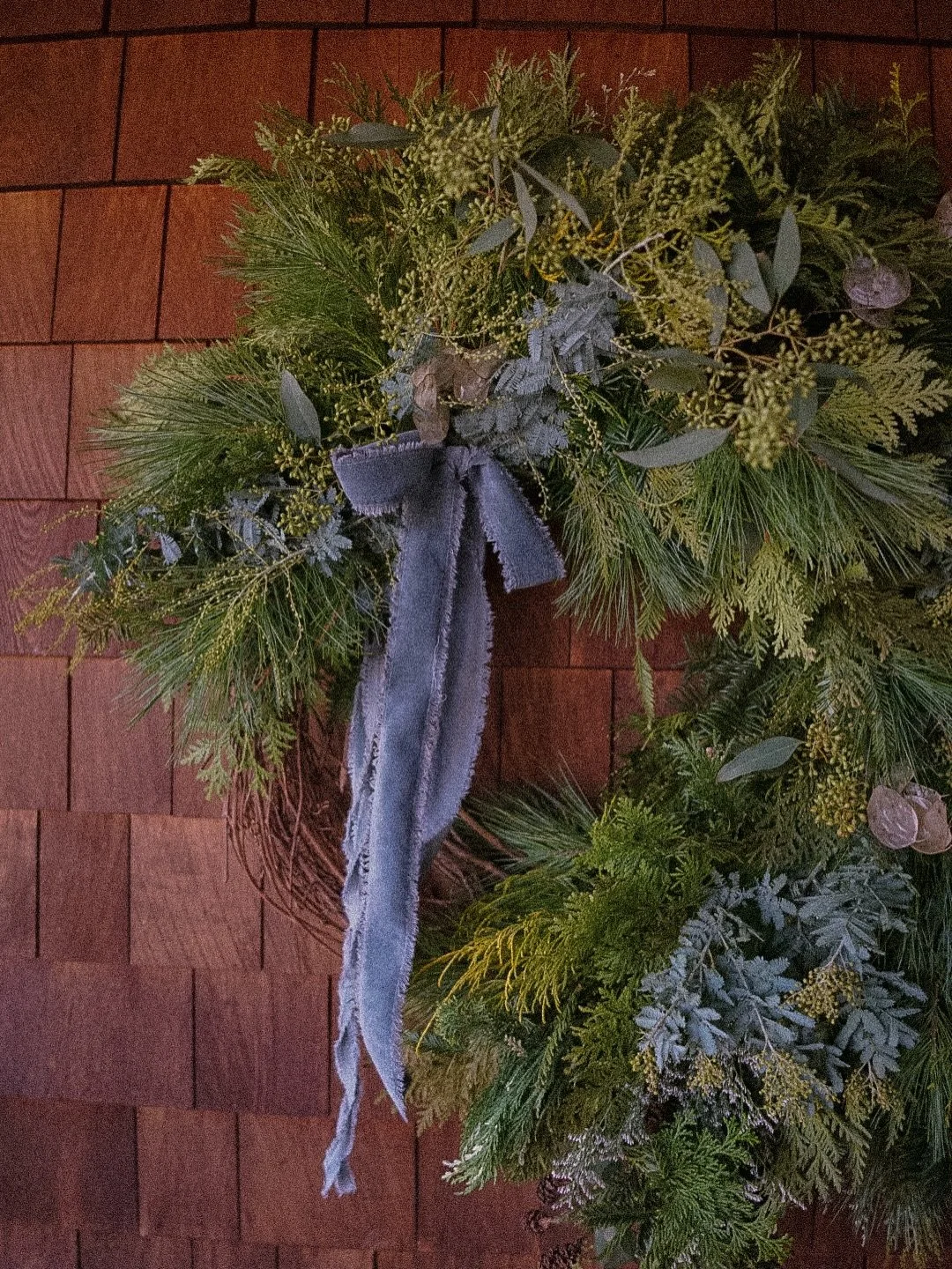 HAPPY HOLiDAYS from @denimbloomflowers 🎄❄️ A big ✨thank you✨ to everyone who ordered from us during this years holiday season 🫶🏼 

We are headed back to our roots, Colorado, to visit family and for a much needed mental &amp; physical rest. We cann