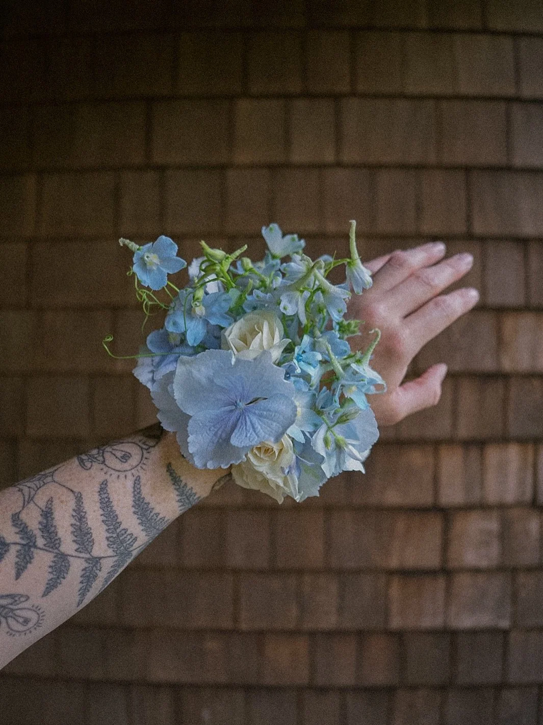 Classic New England blues, but make it @denimbloomflowers 🦋💙✨

#weddingflorals #newenglandflorist #moderncorsage #wearableflorals #prom2026