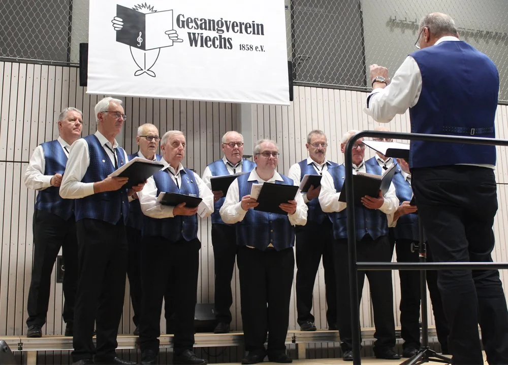 Der Männerchor eröffnet traditionell den Abend  •  Foto: Claudia Rummele