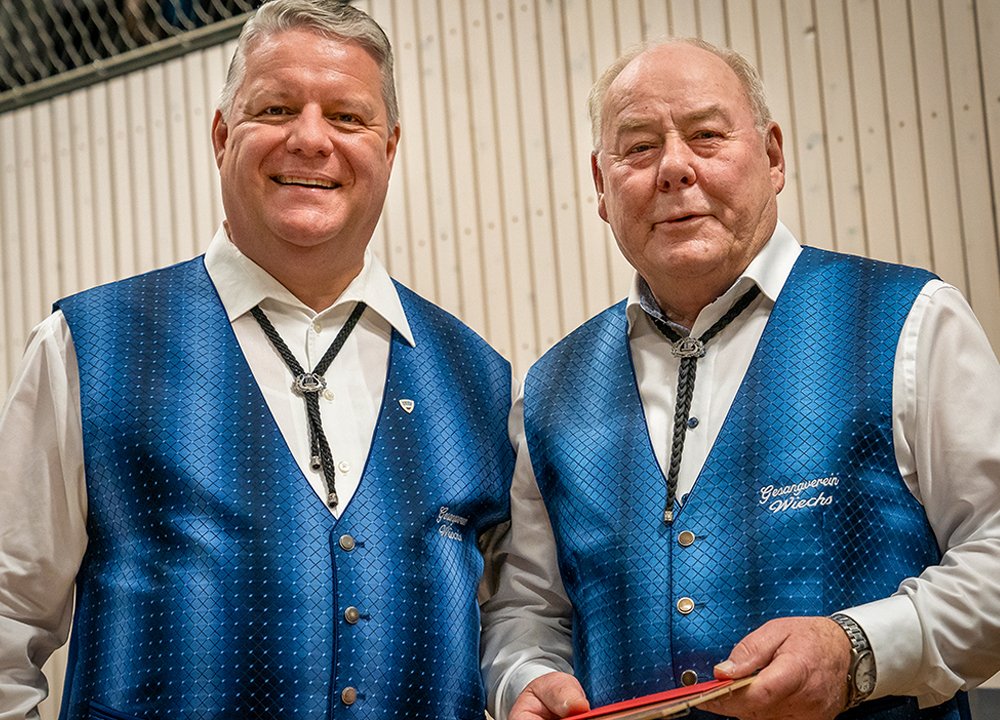 Rudi Wintgens, Vereinsvorsitzender ernennt Reinhold Hagist zum Ehrenmitglied  - herzlichen Glückwunsch!  •  Foto: Paul Eischet