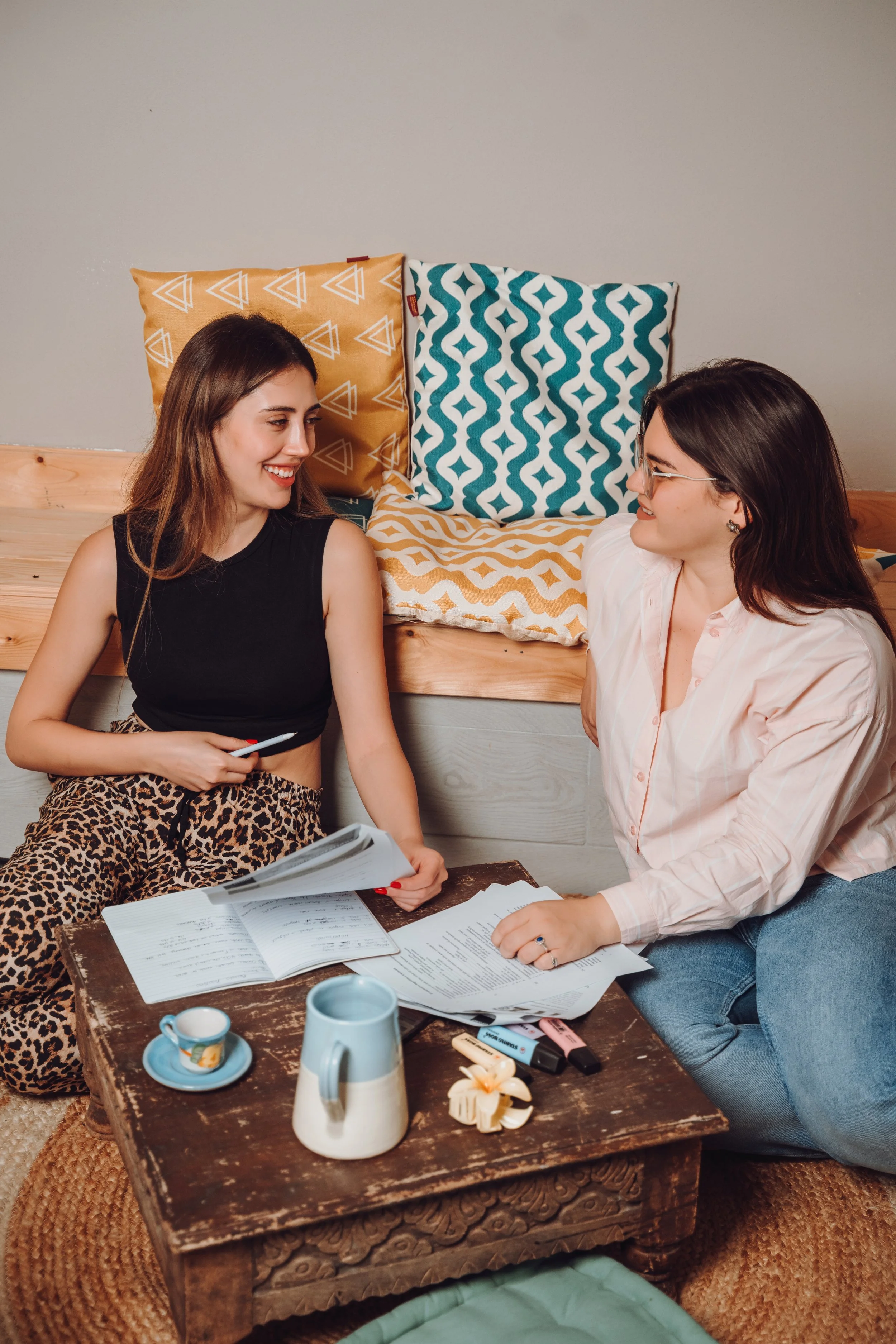 two women speaking italian