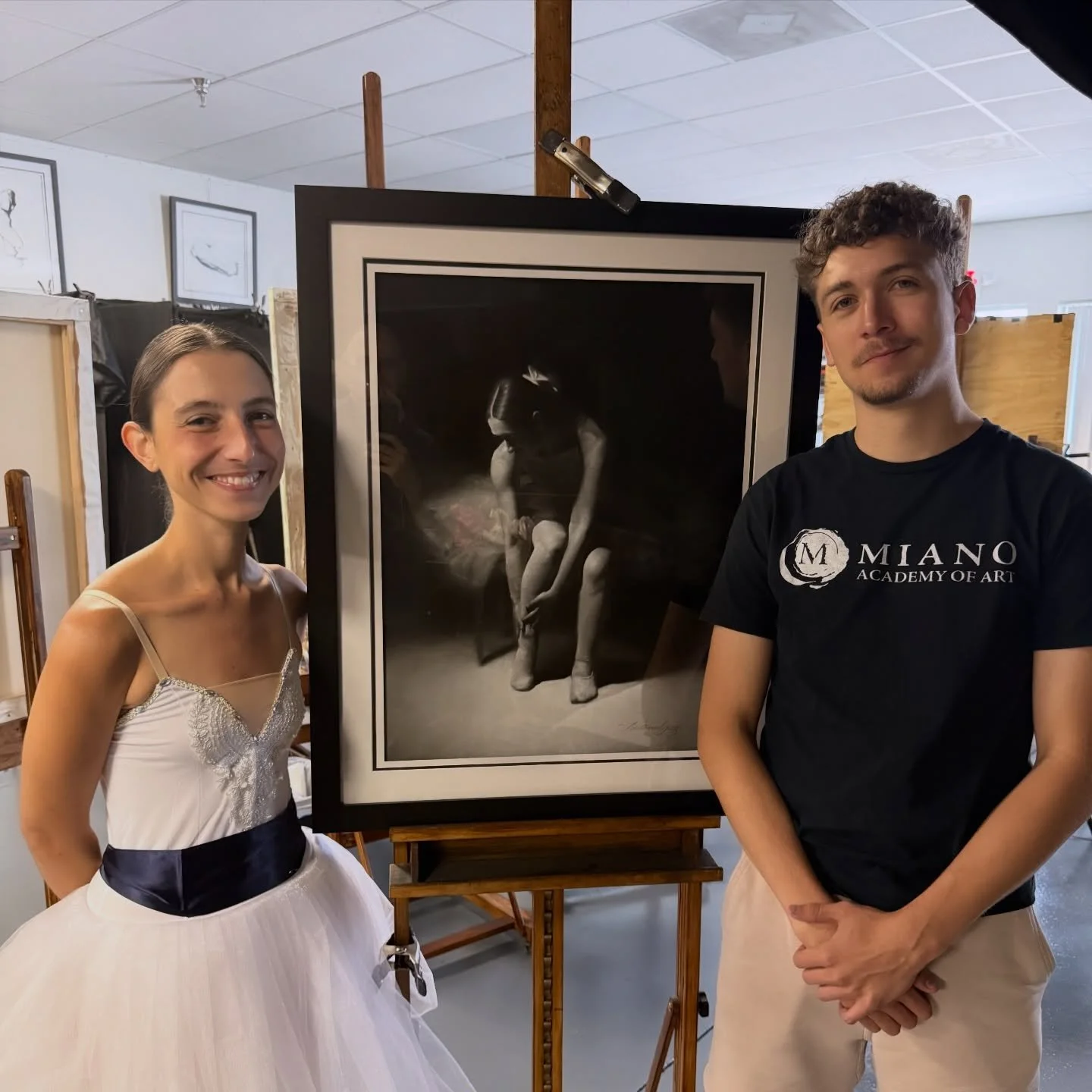 Apprentice @nathanielgoetz_  drawing captures model @jamiecsaunders in a quiet moment, tending to her ankle. The power of observation meets the emotion of the pose! #MianoAcademy #FigureDrawing #BalletArt #ClassicalDrawing #OldMasterStyle ArtEducatio