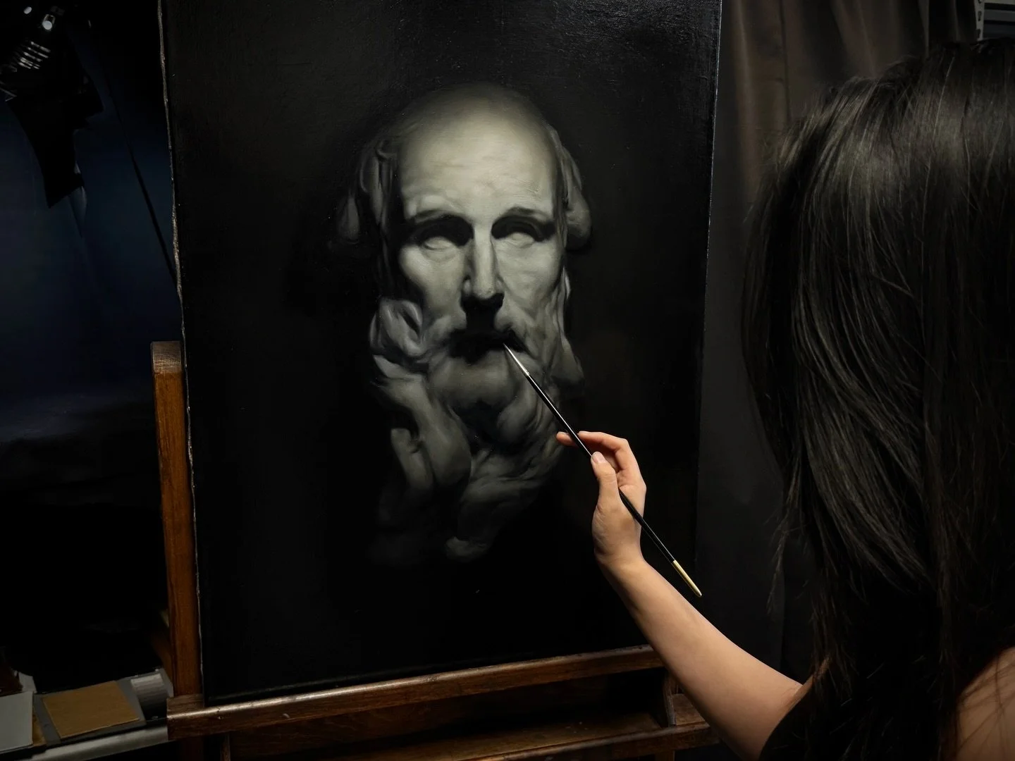 Apprentice @summerflower512 creating a beautiful cast painting. Learning to see through grisaille (monochrome), is the beginning of the painting program..

#MianoAcademy #ValueStudy #Grisaille