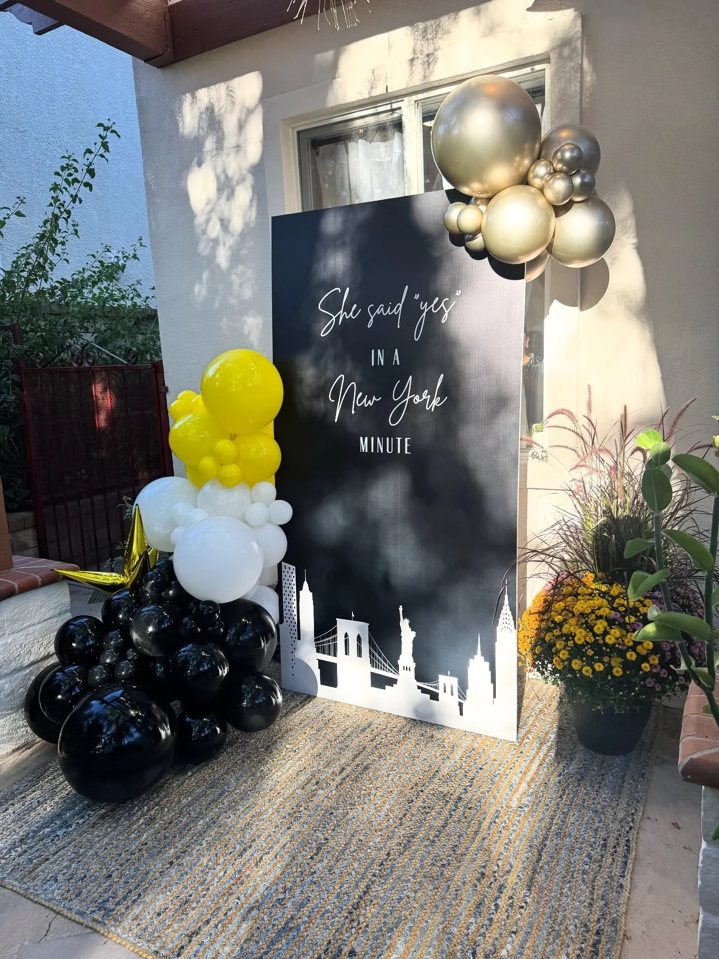 She said ‘yes’ in a New York minute!π½π€ I had the pleasure of adding the finishing touches to this NYC-themed engagement party for the sweetest bride-to-be! 
#engagement #engagementparty #bride #balloondecor #scvsmallbusiness #laballoon