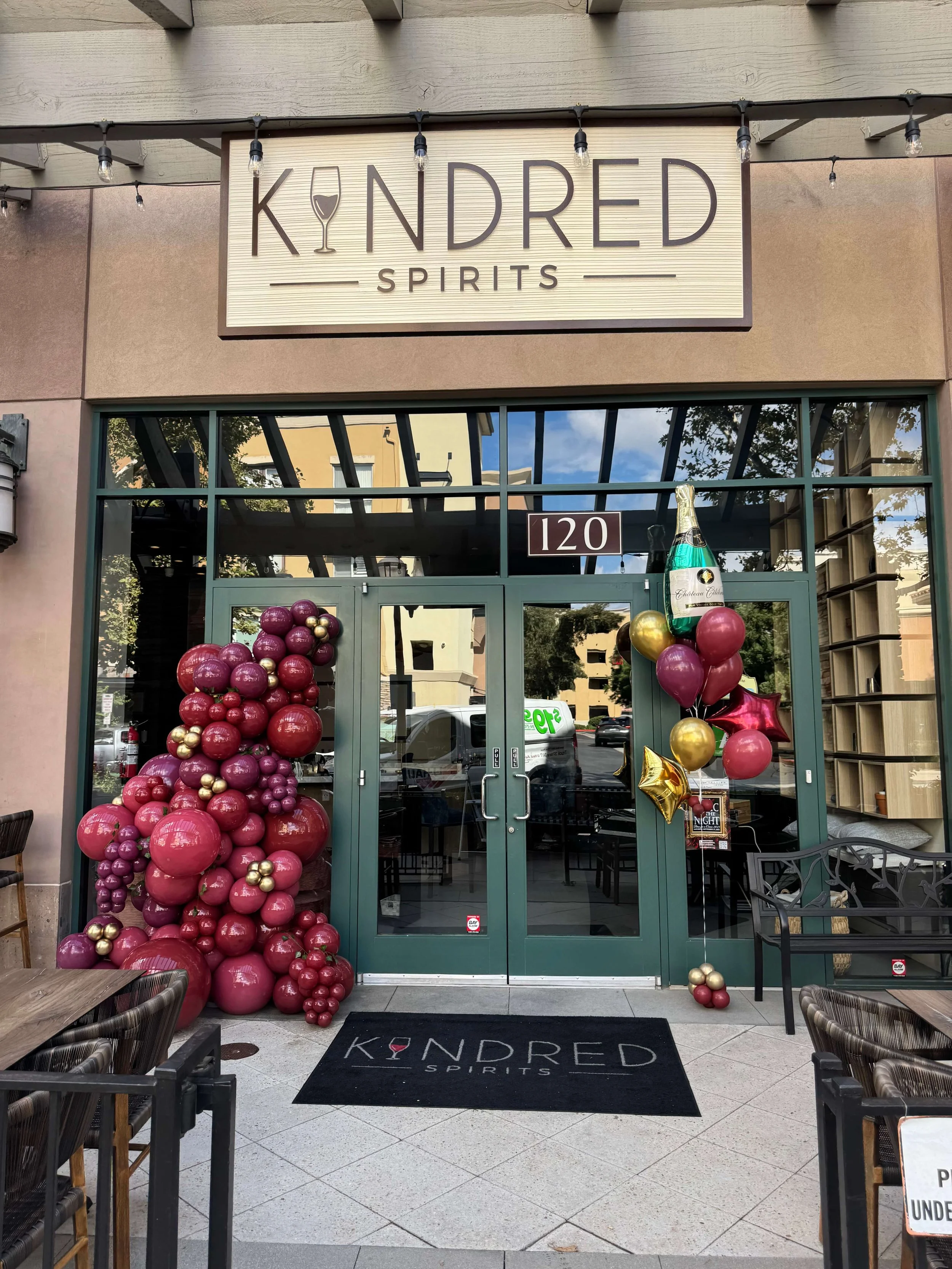 Wine-hued balloon arrangement for the first anniversary of Kindred Spirits Wine Bar in Valencia.