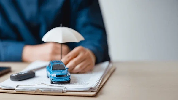 How to Choose an Insurance Broker vs. Going Direct: What Nobody Tells You About Buying Insurance