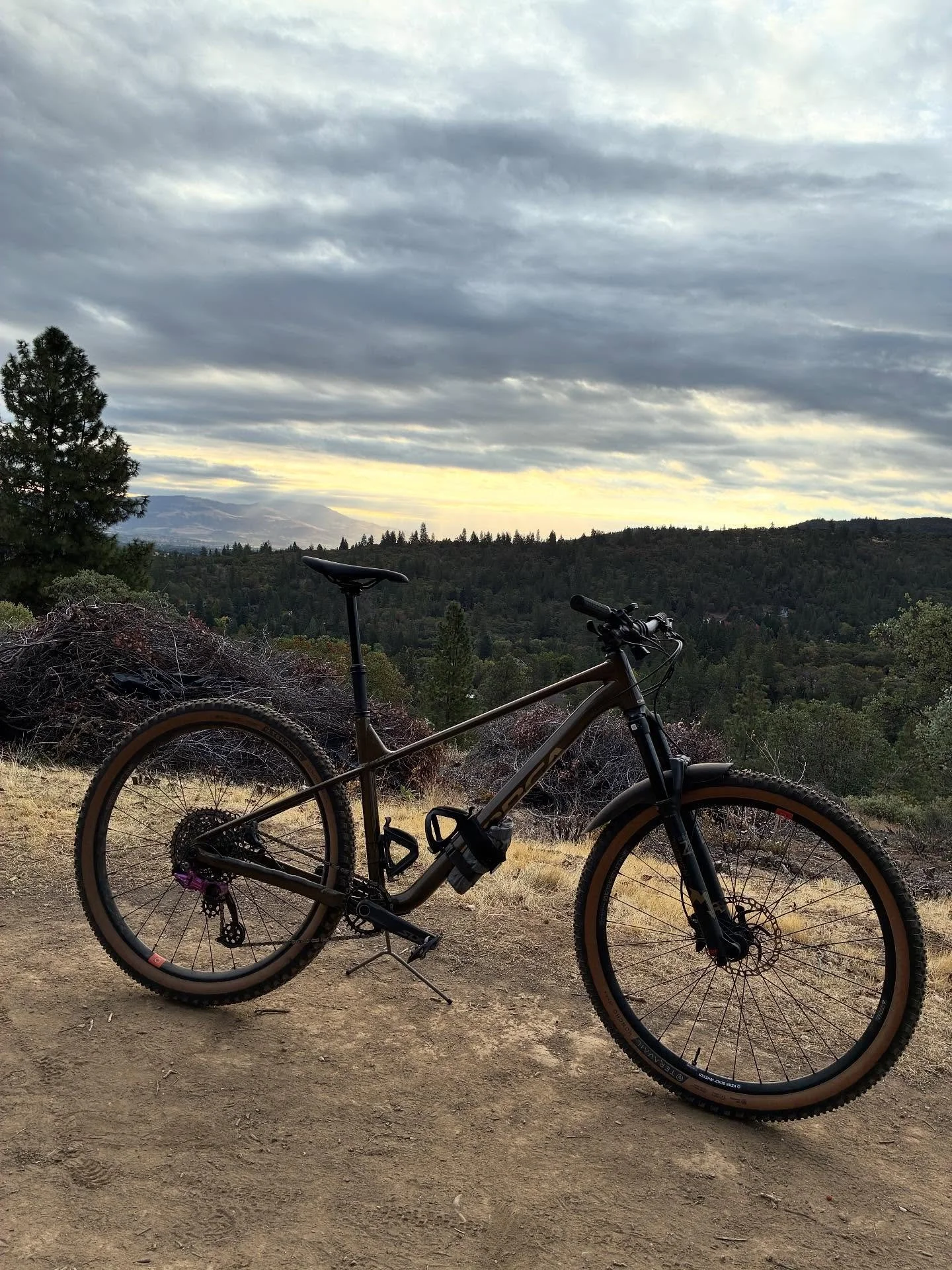 Views on the morning commute. #viewsonthemorningcommute #ilovethesmellofsingletrackinthemorning #beautifulsunrise #panaramapoint #jacksonvillewoodlands #orbealaufey #weareorbea #visitjacksonvilleoregon #jacksonvilleoregon #madronecycles #madronecycle