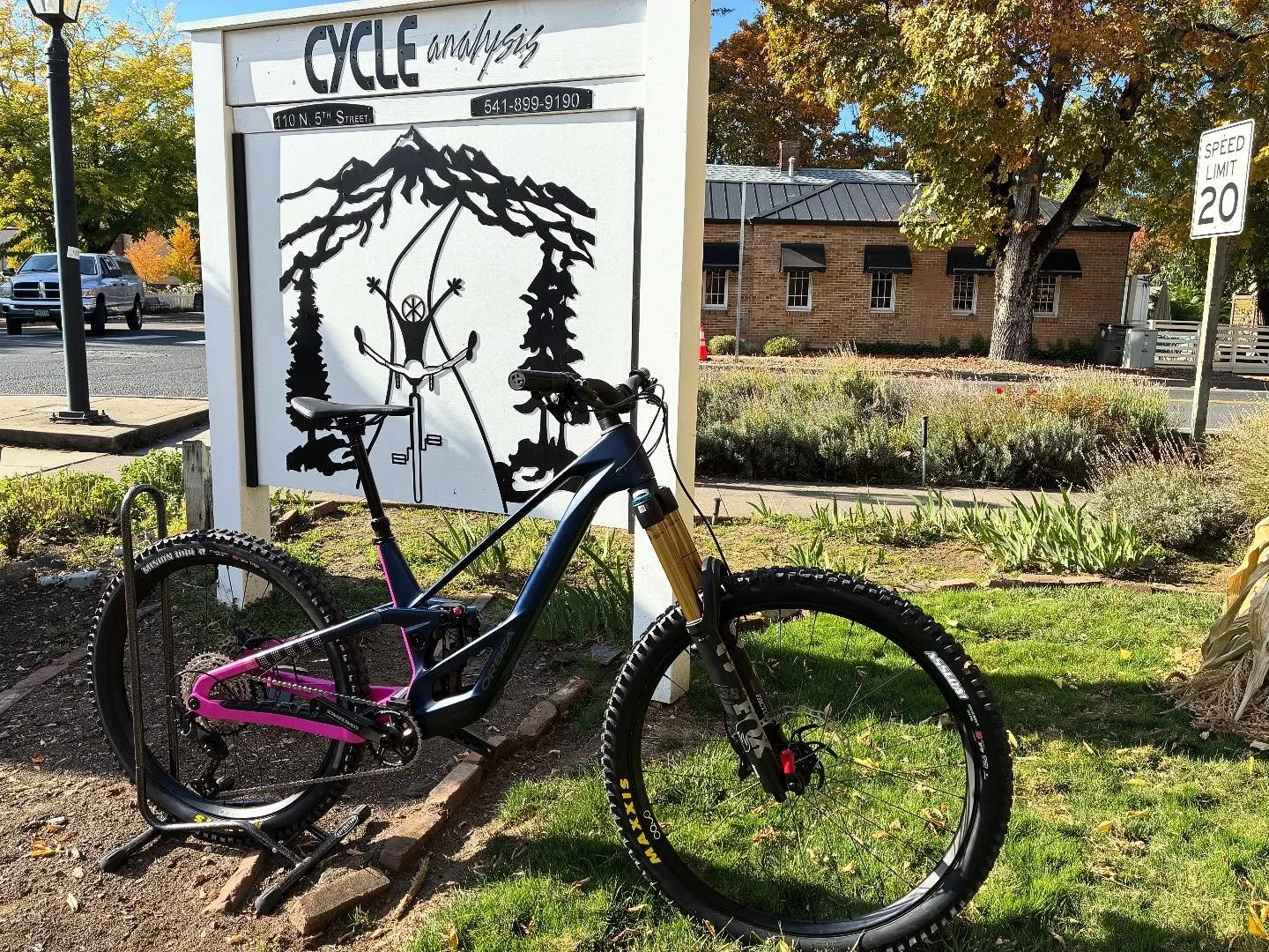 OoooohMyyyyyGoooodness! This Custom painted Rallon E10 is amazing, adjustable geometry, Fox 38 🦊 and OQUI rims.
