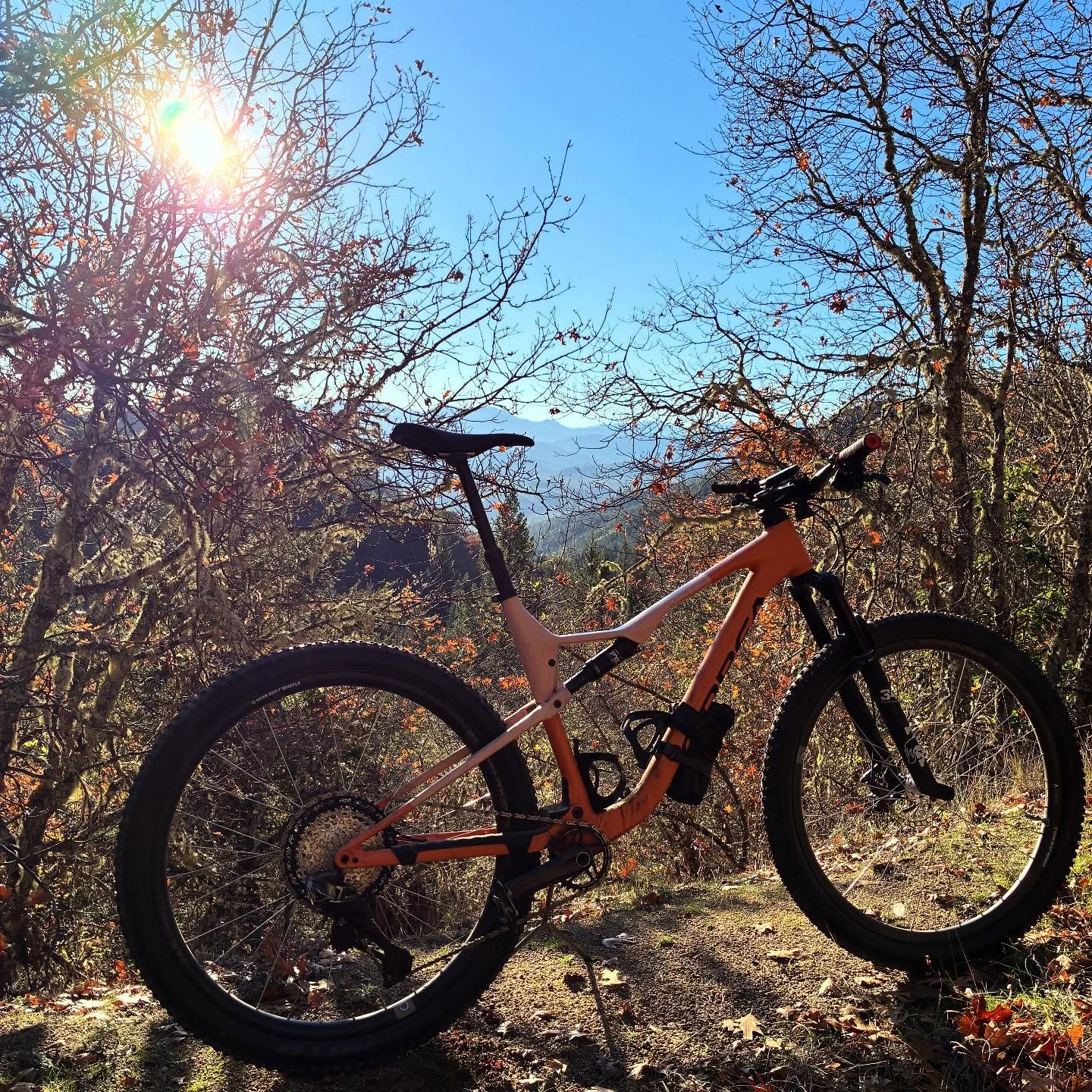 Views on the morning commute. Beautiful day out there. Get some miles in and stop by the shop to say hello. #viewsonthemorningcommute #ilovethesmellofsingletrackinthemorning #visitjacksonvilleoregon #jacksonvilleoregon #mtbsouthernoregon #mtbrogueval