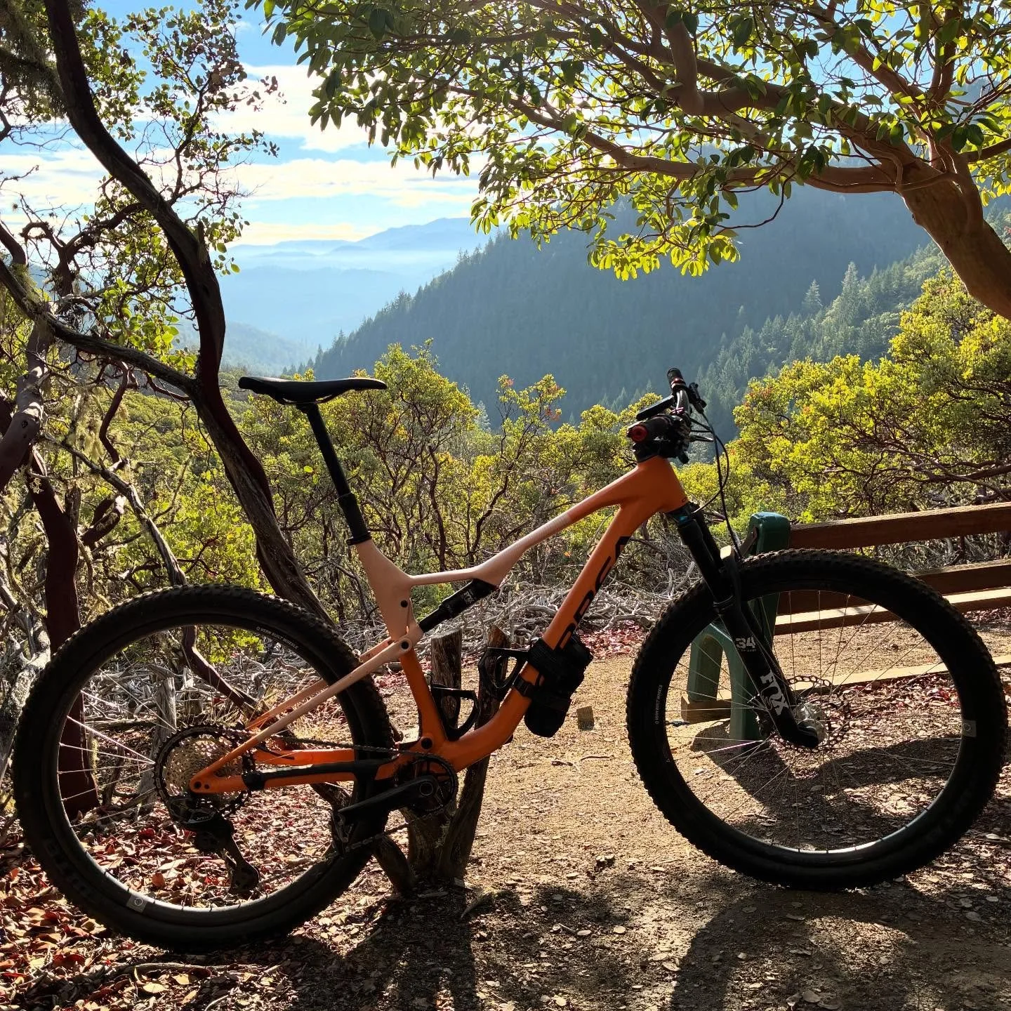 Views on the morning commute. Happy Thanksgiving! #viewsonthemorningcommute #ilovethesmellofsingletrackinthemorning #thanksgivingdaybikeride #orbeaoiz #visitjacksonvilleoregon #jacksonvilleoregon #mtbroguevalley #mtbsouthernoregon #whataview