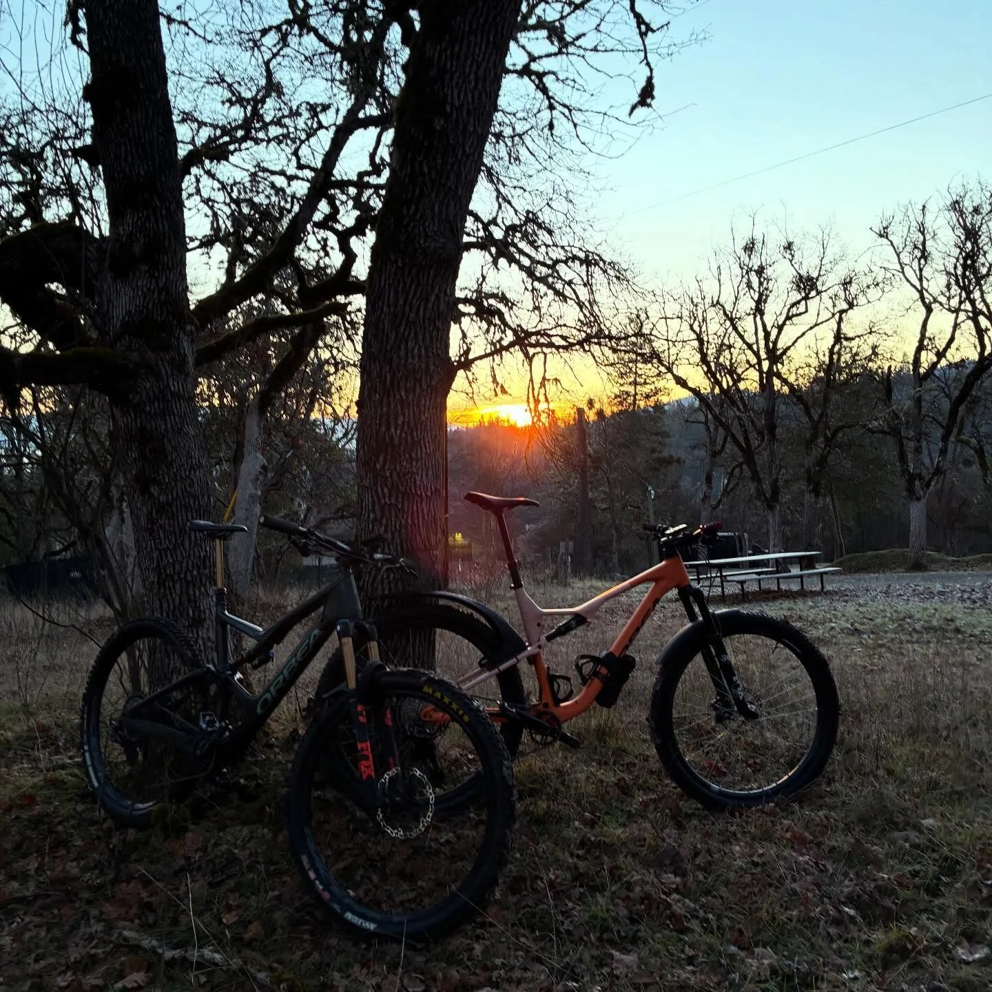 Views on the morning commute. #viewsonthemorningcommute #sunrise #herecomesthesun #itsabeautifulmorning☀️ #ilovethesmellofsingletrackinthemorning #rule5 #rule9 #visitjacksonvilleoregon #jacksonvilleoregon #astralcycling #orbeaoccam #orbeaoiz #jackson