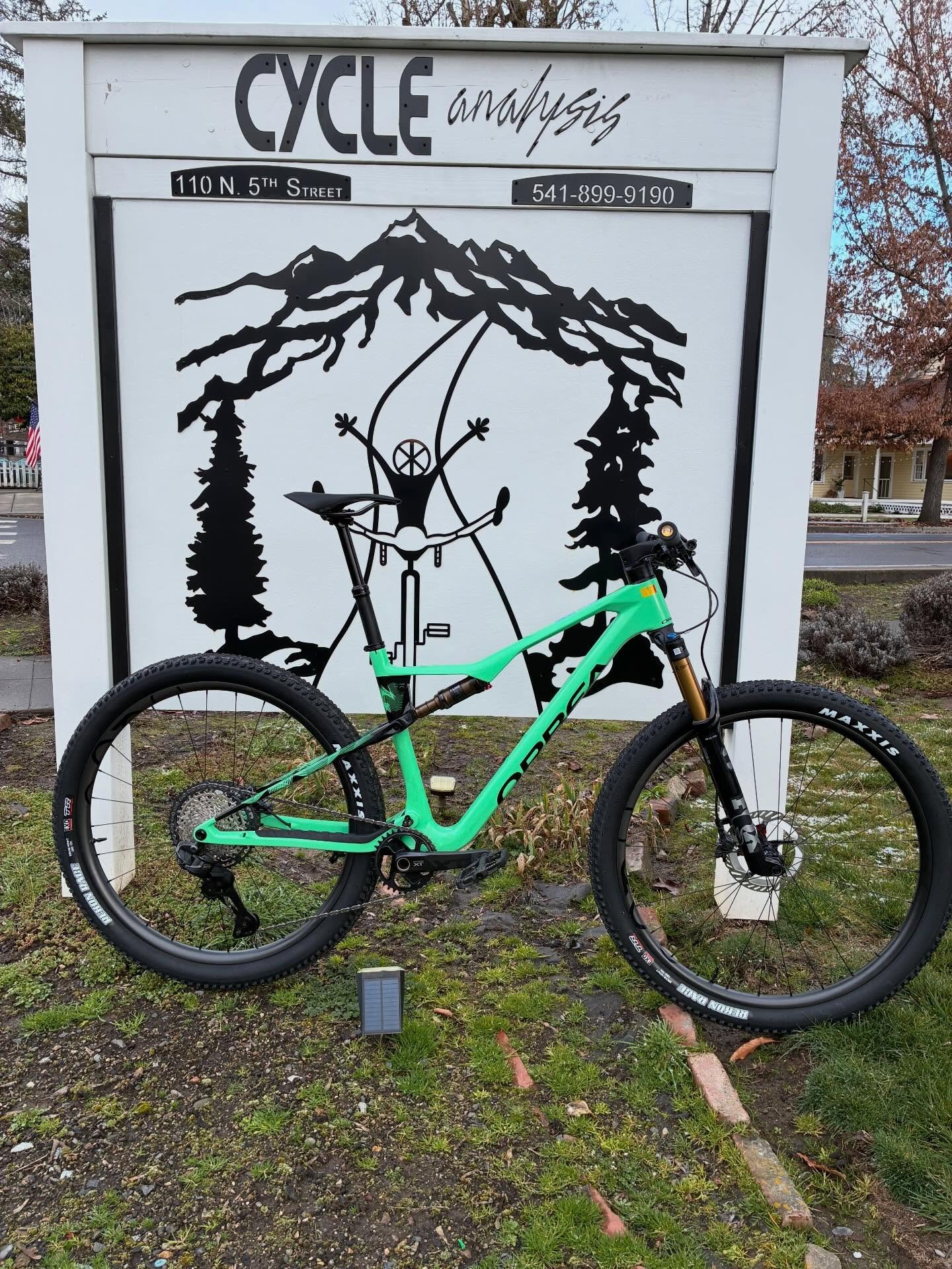 You&rsquo;ll be seeing a lot of this bike on the local trails soon. That is if you can keep up. Orbea OIZ M Pro in MYO colors. Shimano Di2 shifting, carbon rims, Shimano XT brakes. Beautiful bike. #orbeaoizmpro #mtbroguevalley #downcountrybike #visit