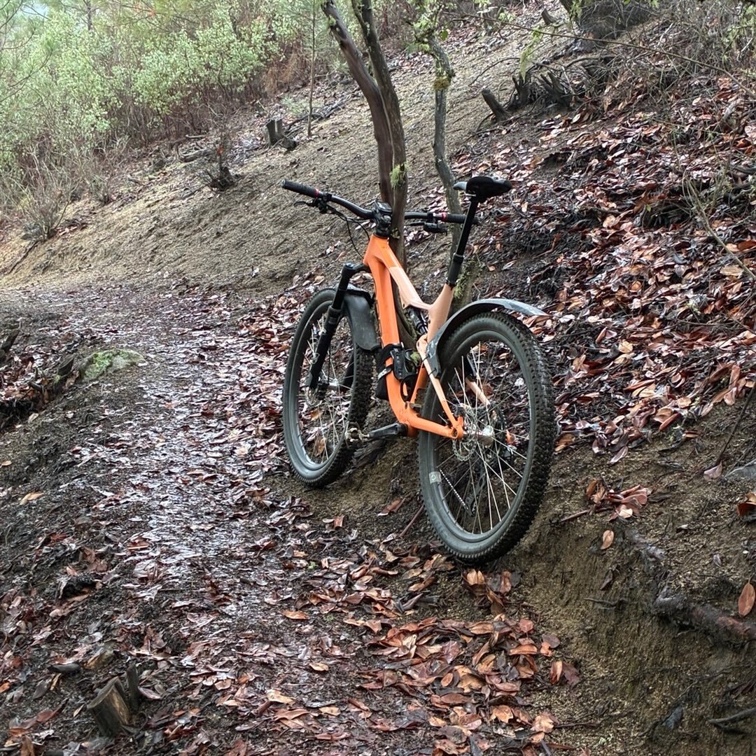 Views on the morning commute. #viewsonthemorningcommute #abovethefog #ilovethesmellofsingletrackinthemorning #mtbroguevalley #visitjacksonvilleoregon