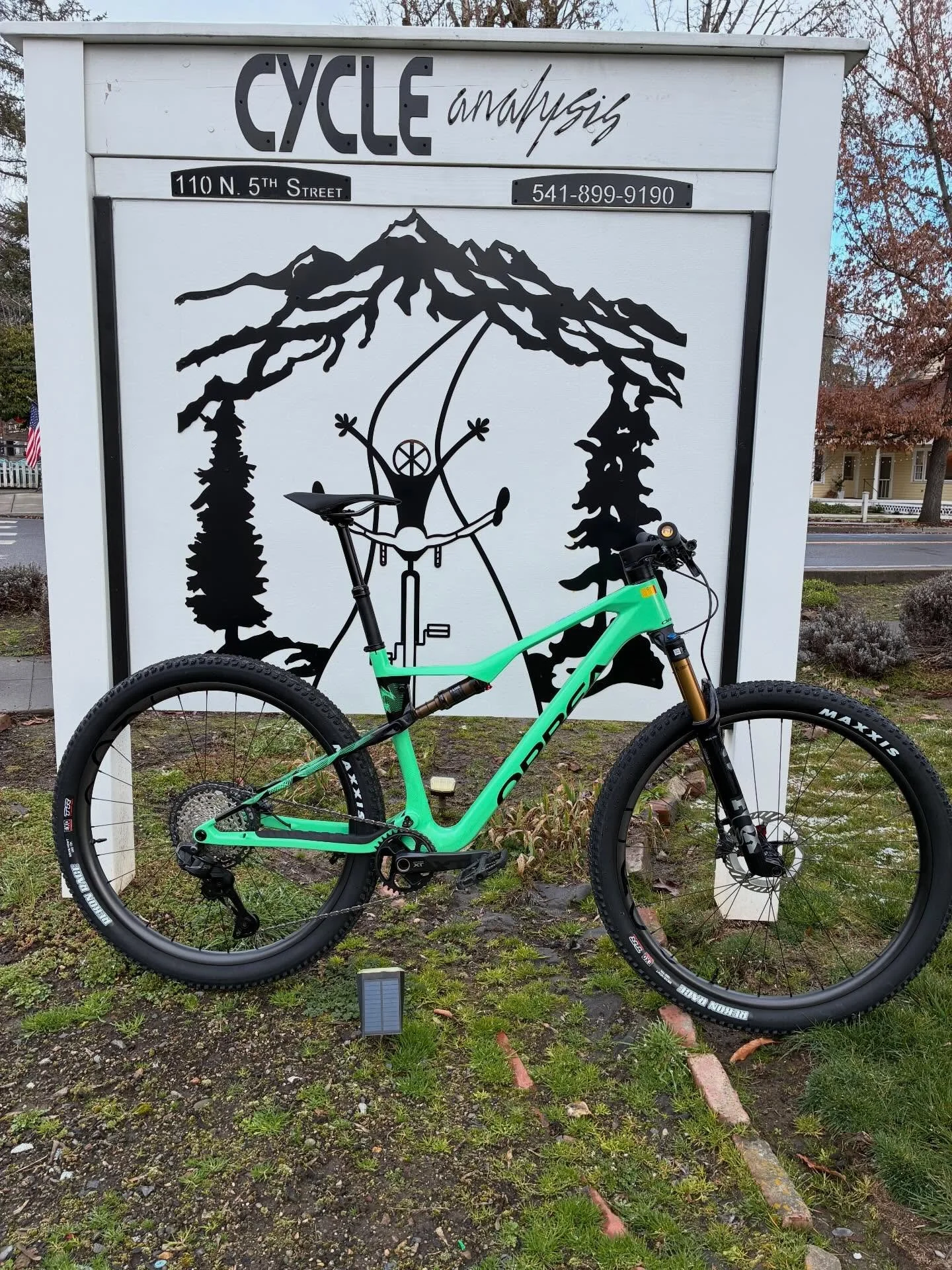 You&rsquo;ll be seeing a lot of this bike on the local trails soon. That is if you can keep up. Orbea OIZ M Pro in MYO colors. Shimano Di2 shifting, carbon rims, Shimano XT brakes. Beautiful bike. #orbeaoizmpro #mtbroguevalley #downcountrybike #visit