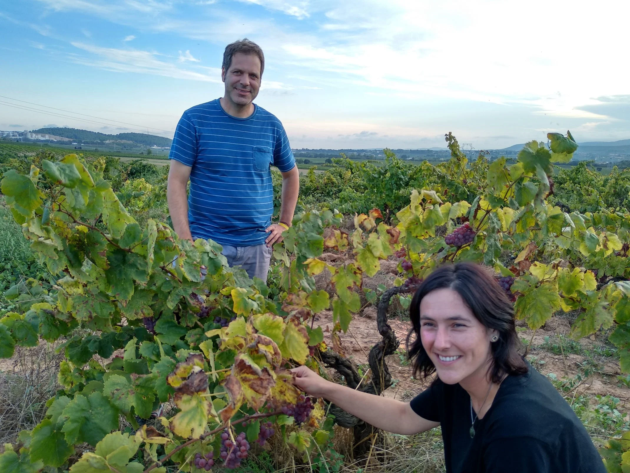 arantxa-de-cara-i-marc-milà-a-les-vinyes-de-la-pineda-de-can-descregut.jpg
