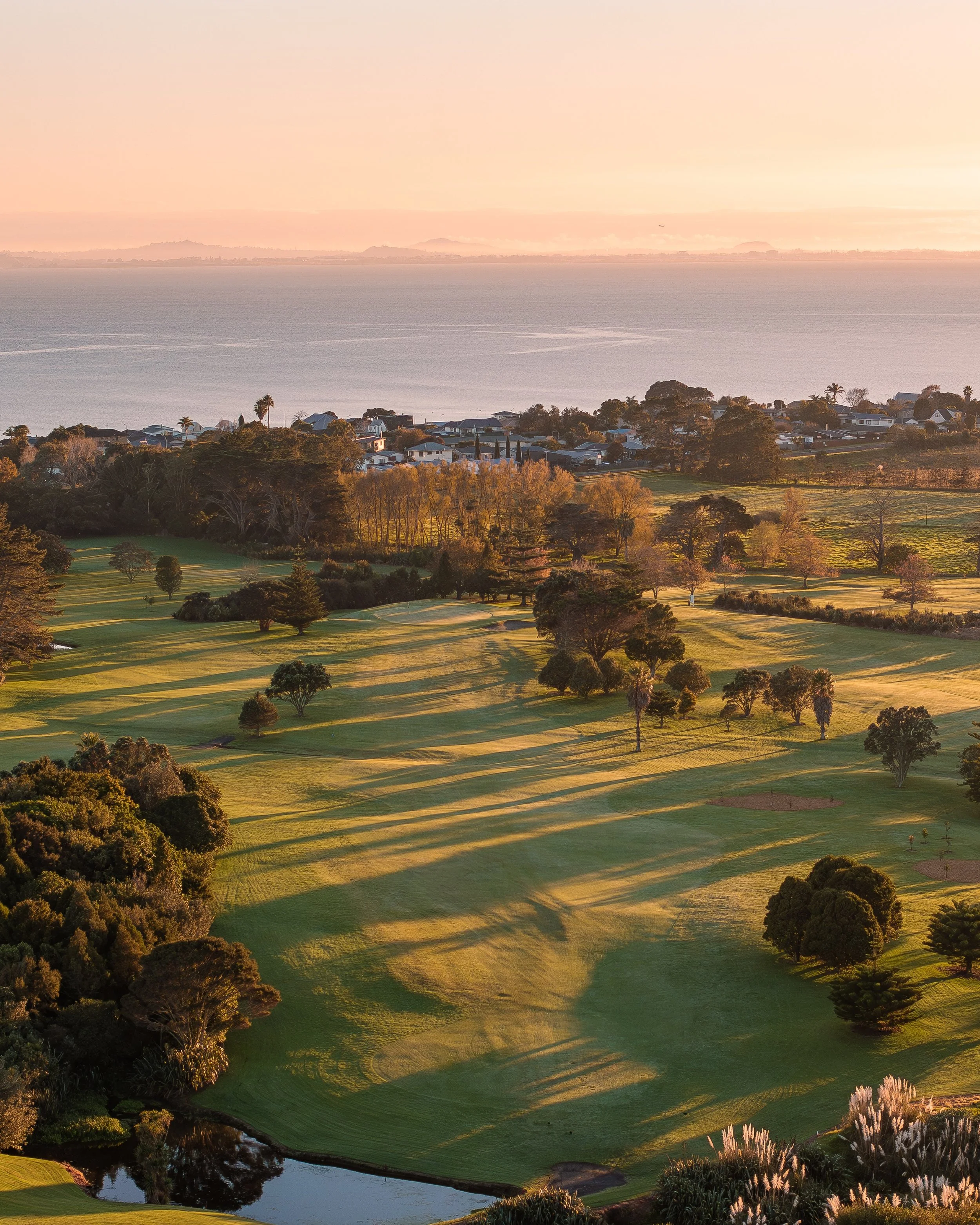 Crisp winter mornings and views of the Manukau Harbour ⛵️

@clarksbeachgolfclub ⛳️