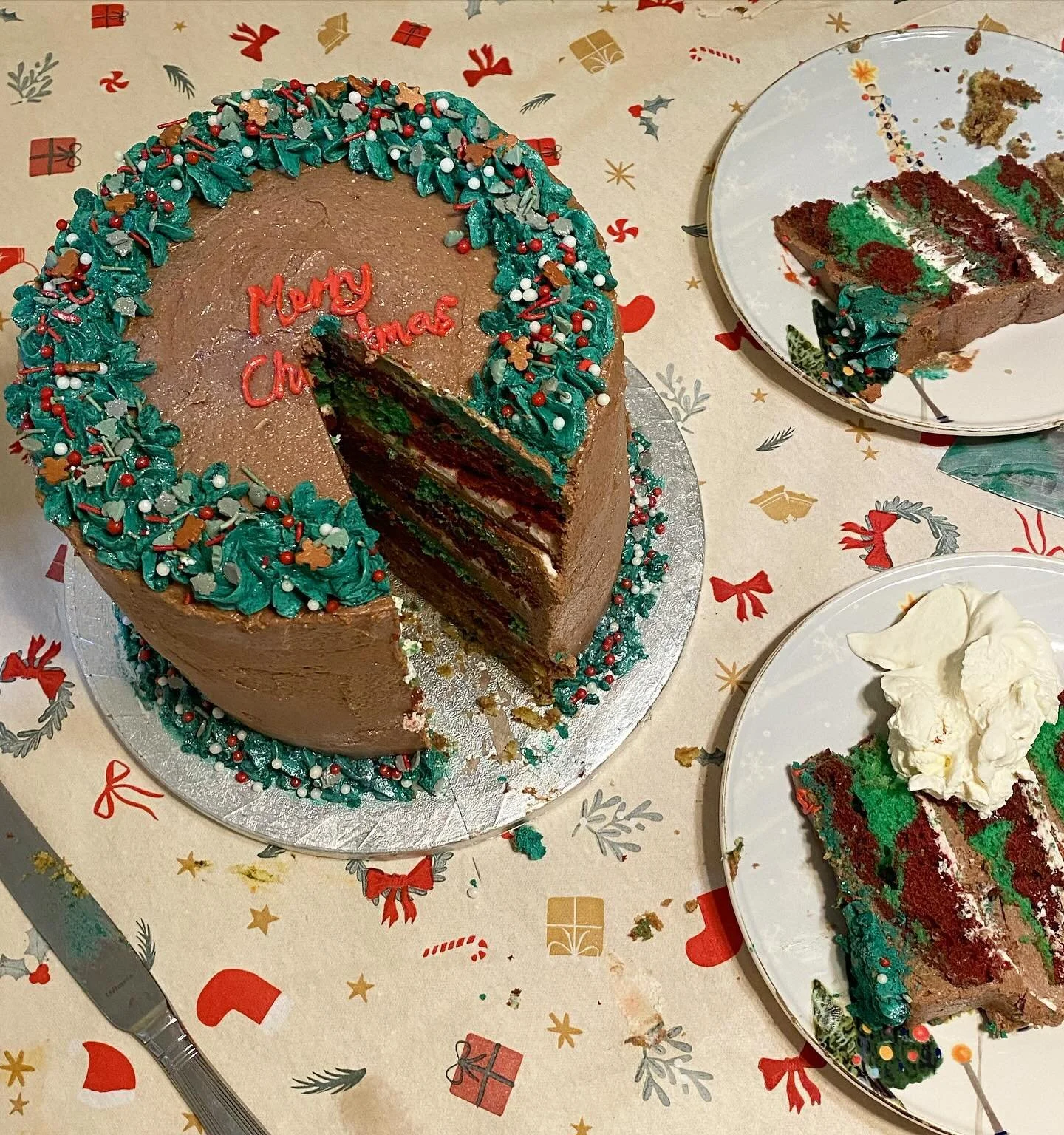 Wreath cake I made for Christmas lunch 🎄Four layers of marble cake filled with chocolate mascarpone filling and chantilly cream and covered with more chocolate mascarpone icing 🎅🏻