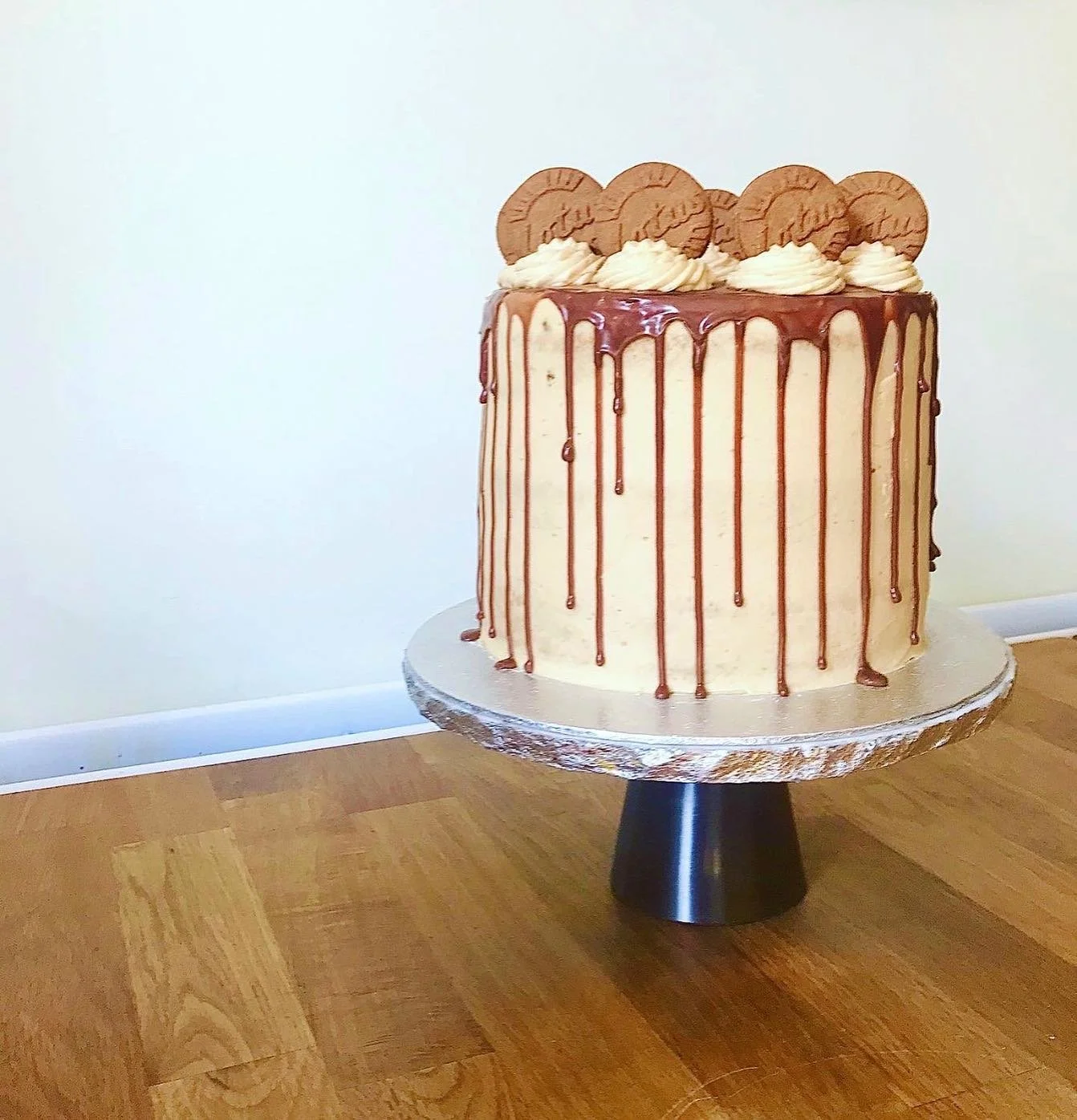 If you live in and around the Enfield area and need a cake, I&rsquo;m your girl 👩🏻&zwj;🍳 www.aoifethebaker.com 🍰🎂🧁