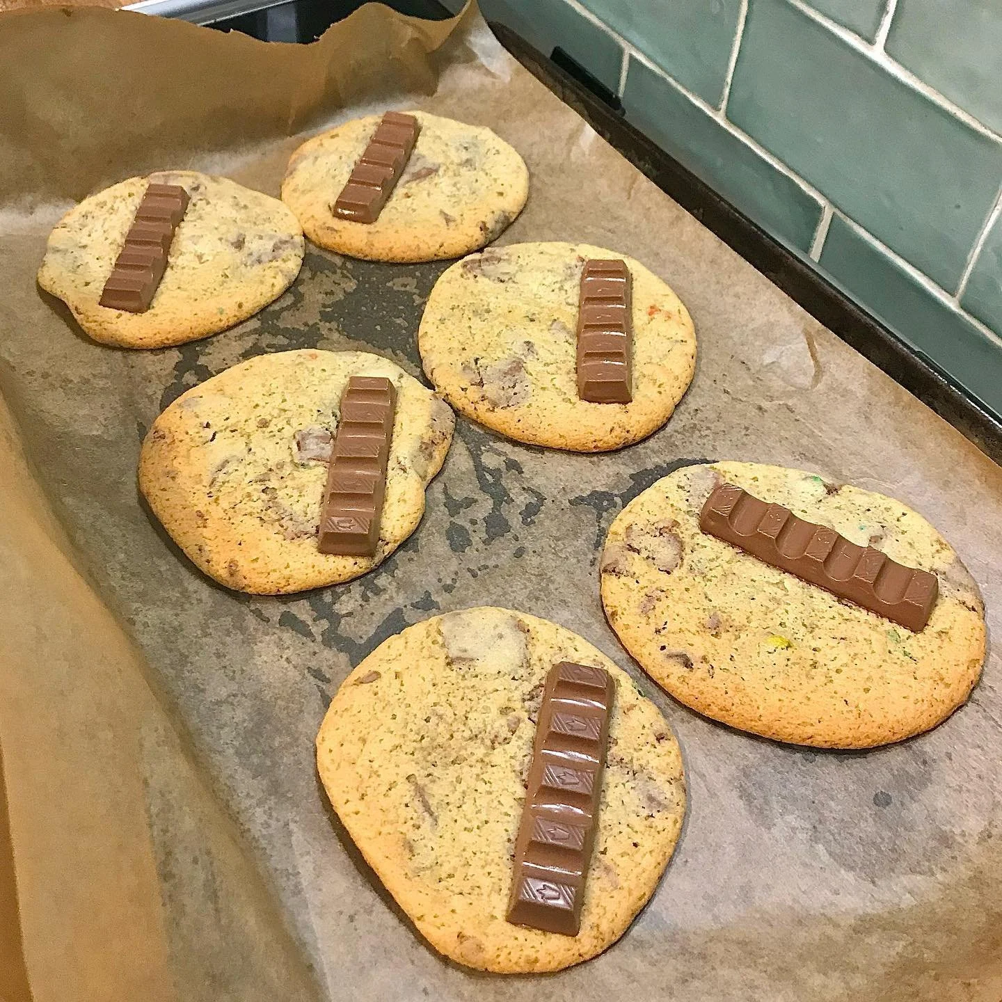 kinder bueno &lsquo;Millie&rsquo;s style&rsquo; cookies fresh outta the oven 🍪 these ones are filled with chunks of dairy milk and topped with a kinder bar + like all my bakes these are also whipped up with 1/3 less sugar cause you&rsquo;re just swe