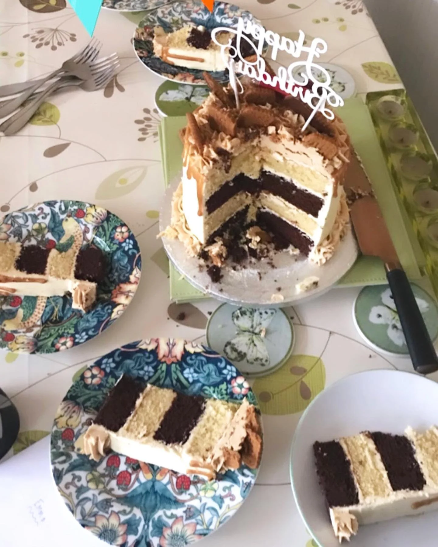 one of my favourite cake insides I&rsquo;ve ever done (that sounds much dodgier than I wanted it to) - I will be taking orders for cakes like these at a price much much cheaper than the mainstreams VERY soon. I will have a page on my website where yo