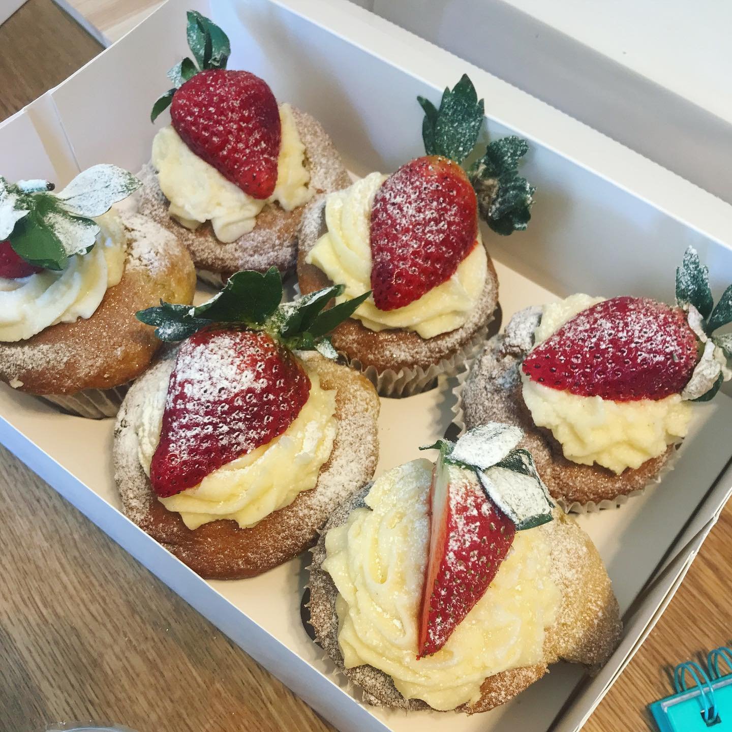 ommmgmmmmggggngn Victoria sponge muffins I&rsquo;m a little obsessed 

#bakersofinstagram #victoriasponge #baking