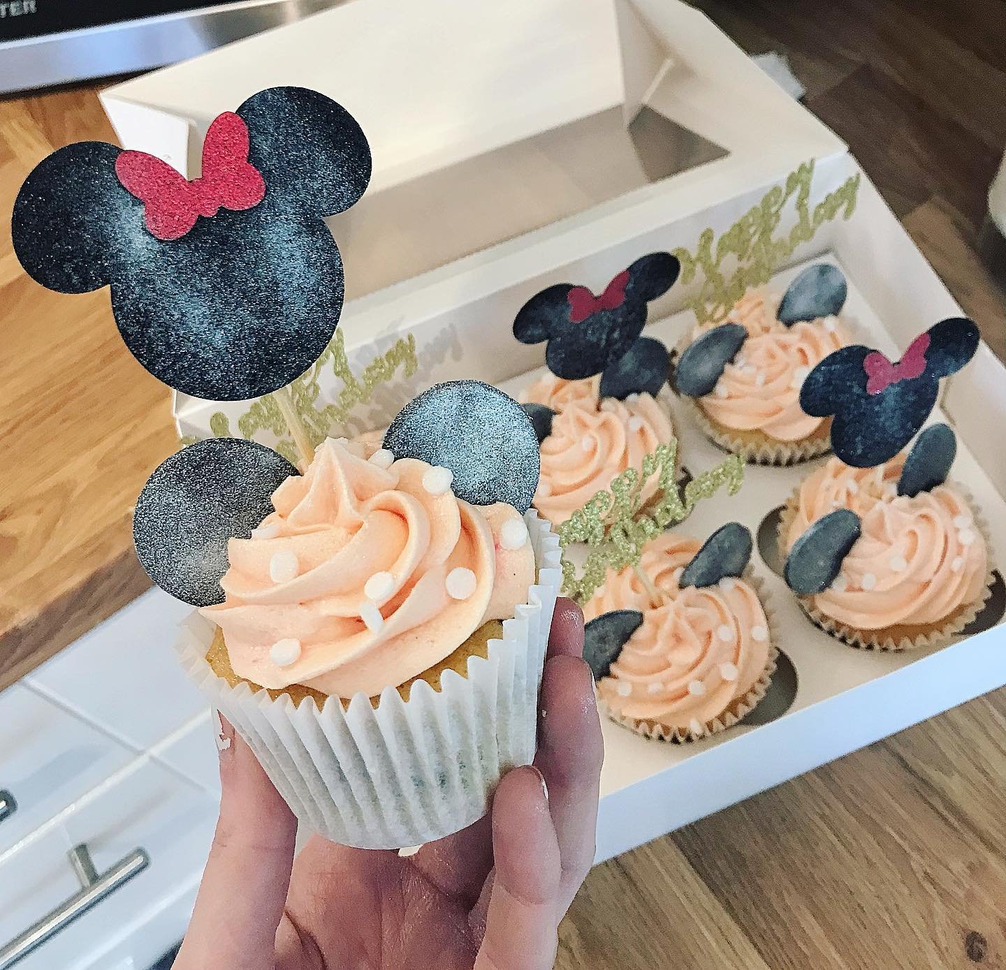 Minnie Mouse 🐭 choc-chip vanilla cupcakes✨💗

- #minniemouse #disneycupcakes #baking #bakestagram #cupcakes