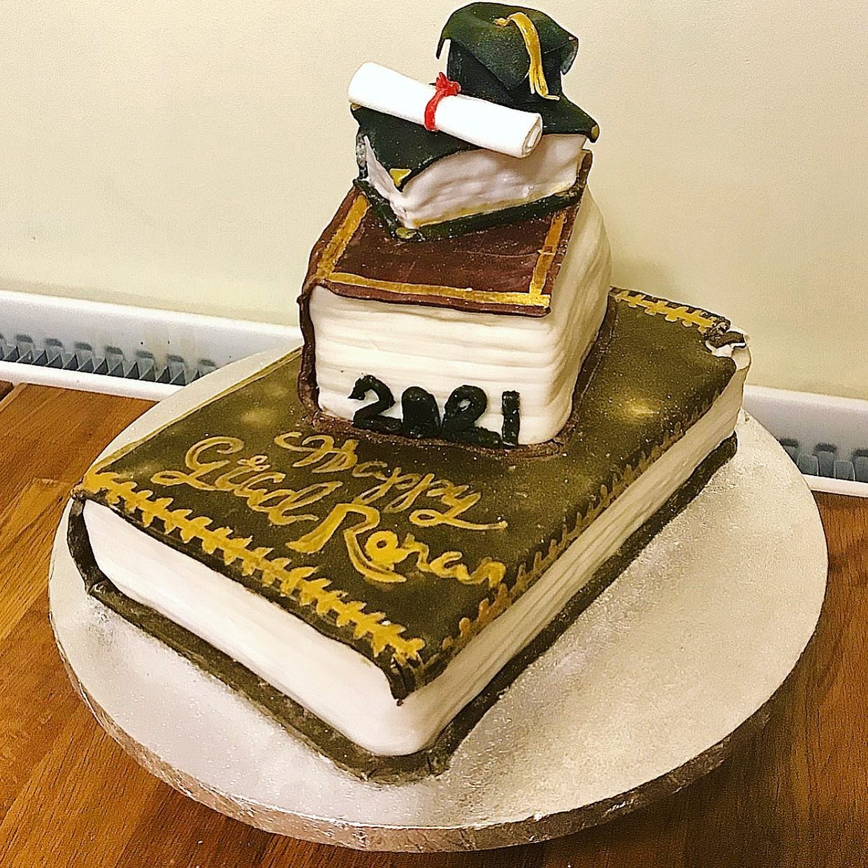 A stack of old battered books&hellip; Made out of cake for my brother&rsquo;s graduation ceremony at the kitchen table 😅👨&zwj;🎓 

#bookcake #graduationcake #bakery #bakersofinstagram #fondantcake