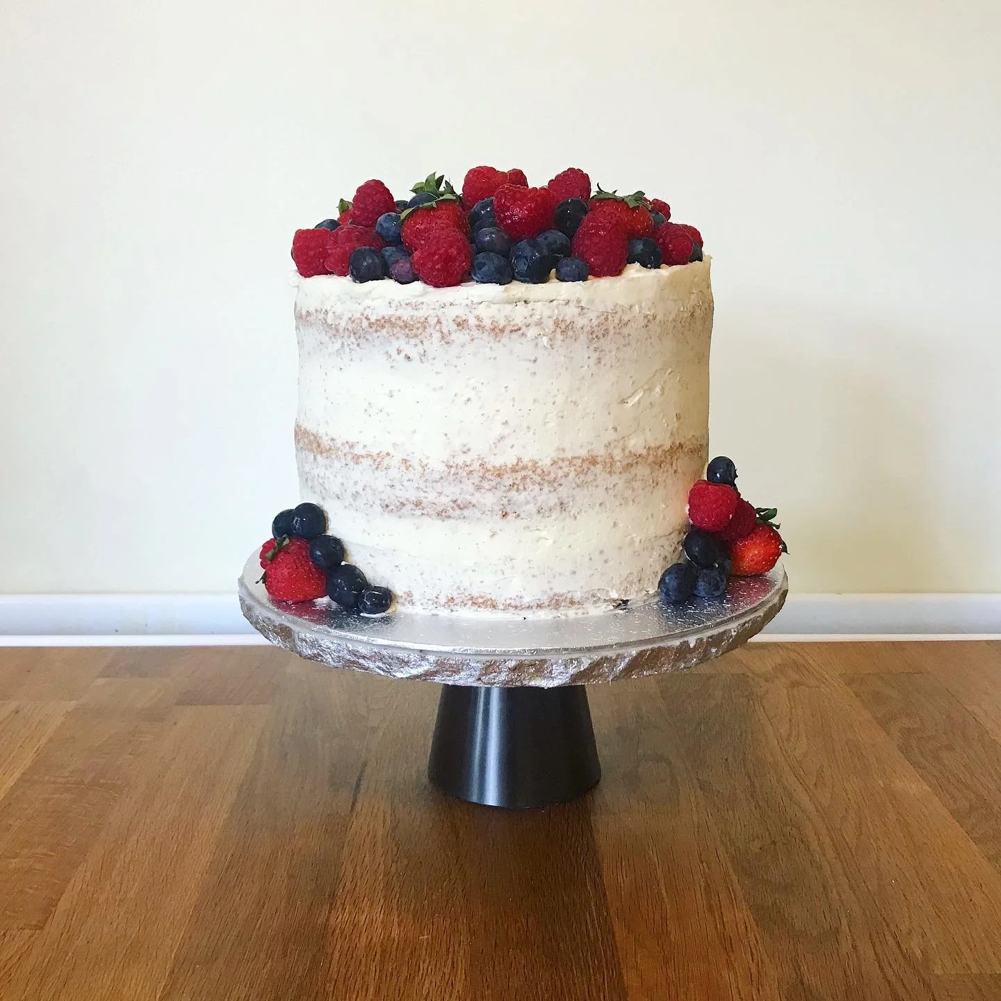 vanilla &amp; berries layer naked cake 🍰 🍓 🥰

 #nakedcake #cake #cakesofinstagram #bake #bakersofinstagram