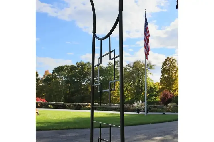 Square-on-Squares Arbor Bold Square Design Adds a Modern Touch With a Timeless Appeal