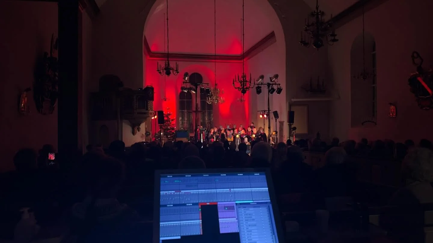 Nu i helgen som var s&aring; utf&ouml;rde vi &aring;rets Julkonsert i Marstrands Kyrka p&aring; uppdrag av Torsby Pastorat. 
Till &aring;rets produktion var det fokus p&aring; sk&aring;despelet och ljusdesignen f&ouml;r att komplettera detta. 

Tack 