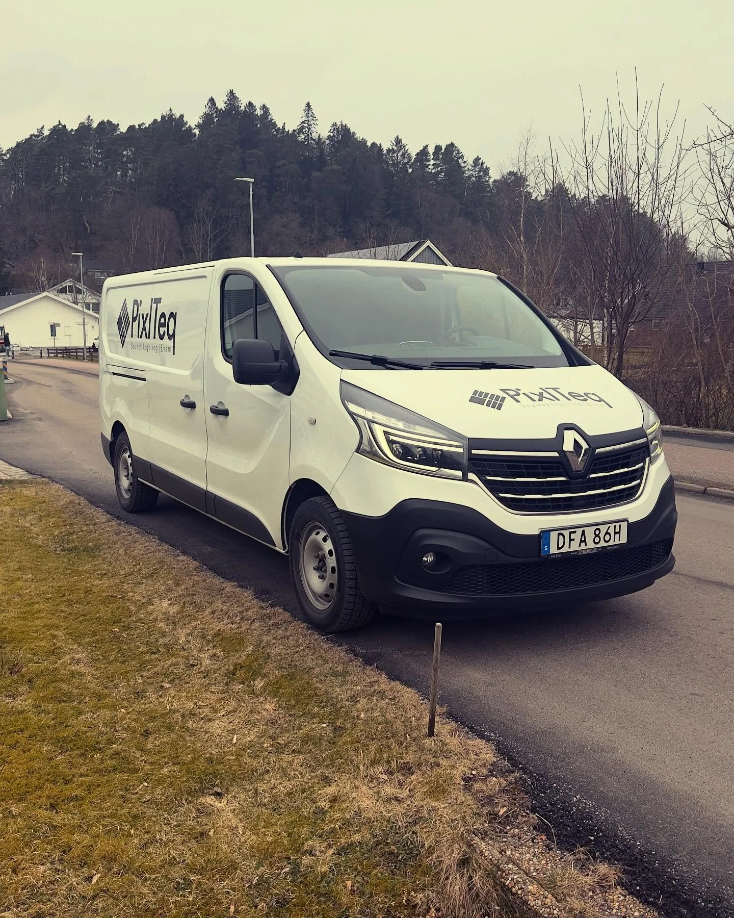 Nya hjul i PixlTeq-familjen!
V&aring;r (n&auml;stan) splitternya transportbil fr&aring;n Stendahls Bil har f&aring;tt ett snyggt lyft med stilren dekor fr&aring;n v&aring;ra v&auml;nner p&aring; Bildovision i &Auml;lv&auml;ngen. Nu &auml;r vi redo f&