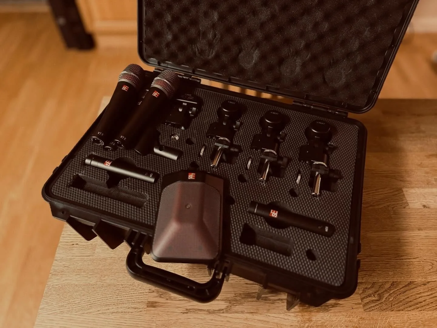 Nya leksaker i arsenalen!
Nyink&ouml;pta mikrofoner fr&aring;n sE Electronics &ndash; redo f&ouml;r n&auml;sta gig. Rent, detaljerat och p&aring;litligt ljud hela v&auml;gen.

#seelectronics #ljudteknik #eventteknik #liveaudio #proaudio