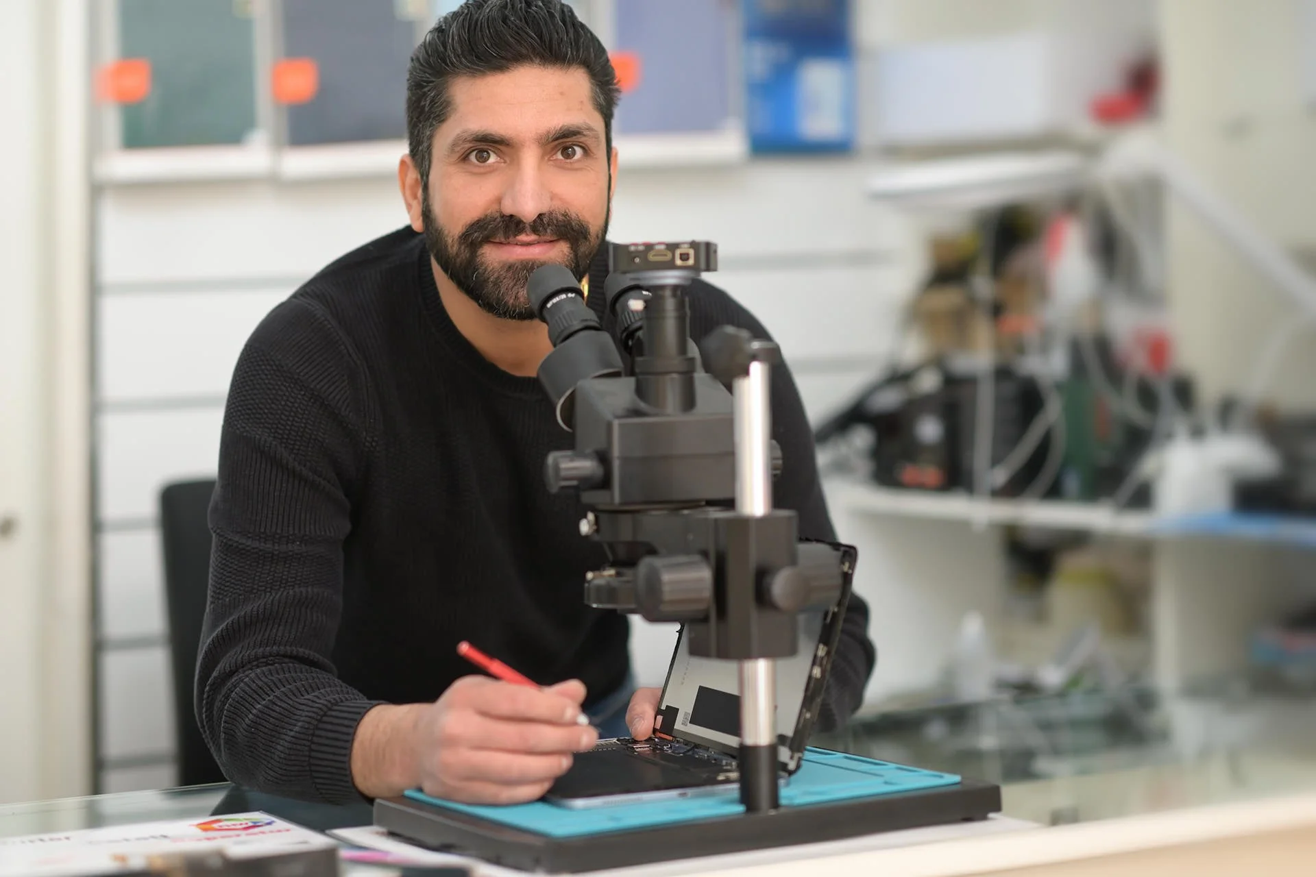 Mann hinter dem Mikroskop