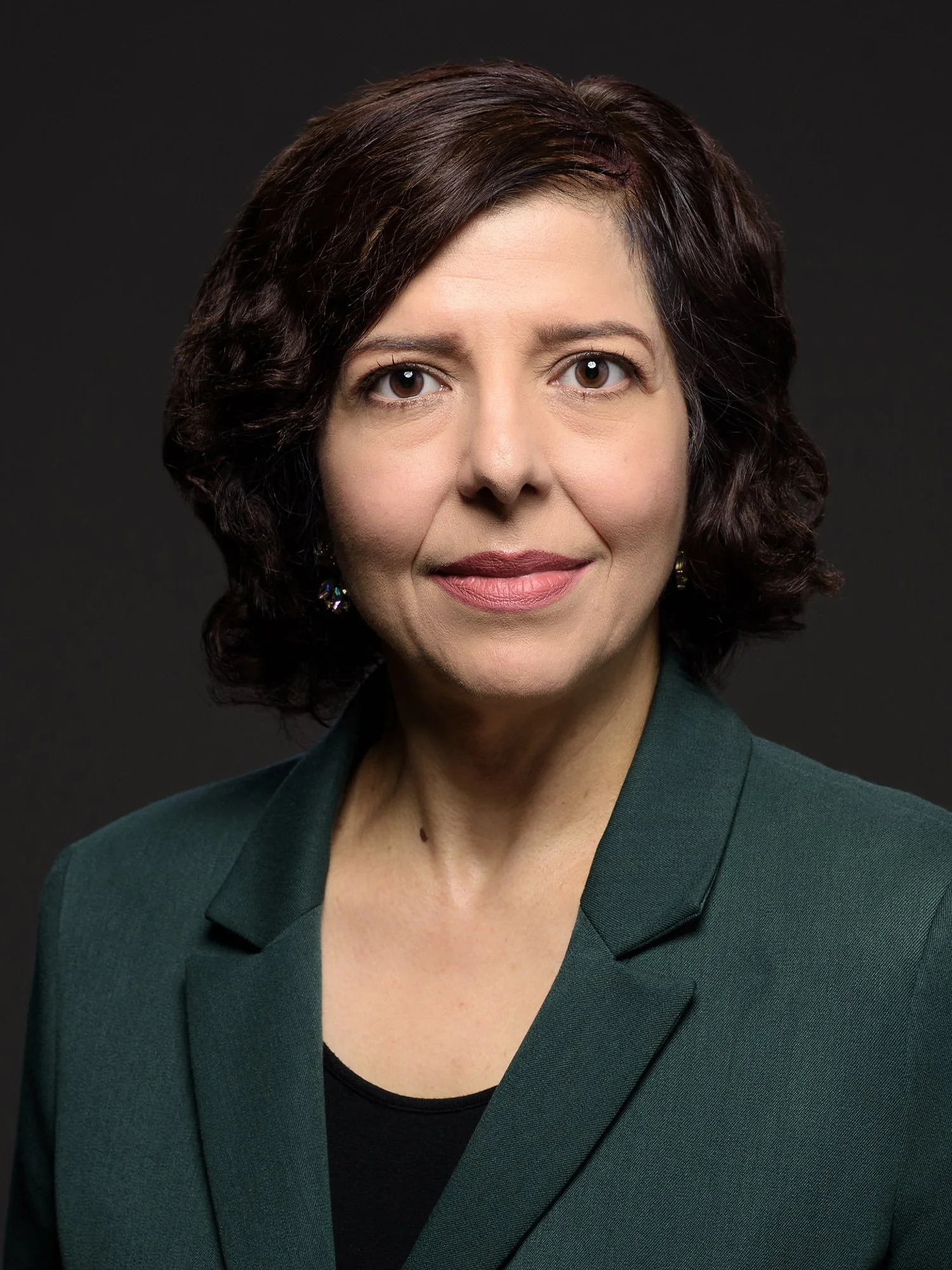 Portrait Porträt einer Dame mit Butterfly Lighting vor dunklem Hintergrund