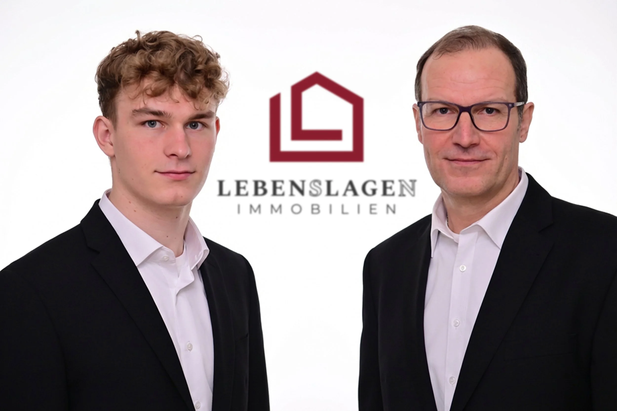 Foto von Luis & Thomas Braun vor einer weißen Wand mit dem Logo von Lebenslagen Immobilien Bottrop