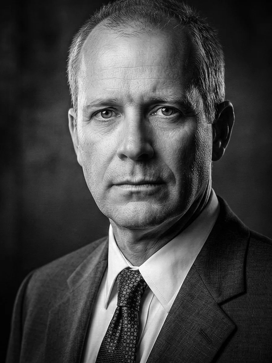 „Nett“ verkauft nicht: Warum dein Porträt Schatten braucht.