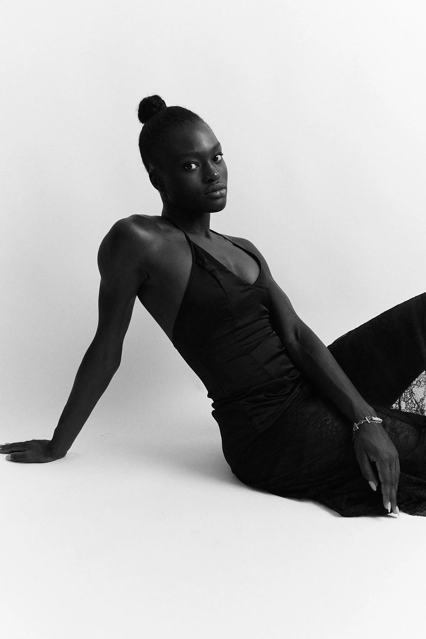 Photo book mannequin femme en robe Noir et blanc