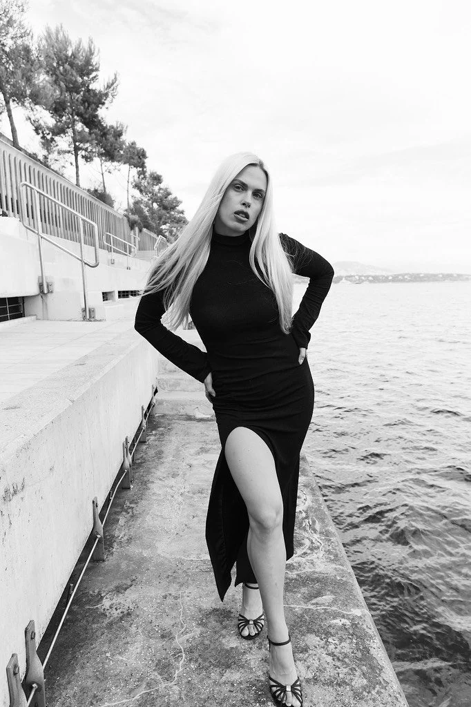 Femme blonde modèle en noir et blanc avec une robe noir