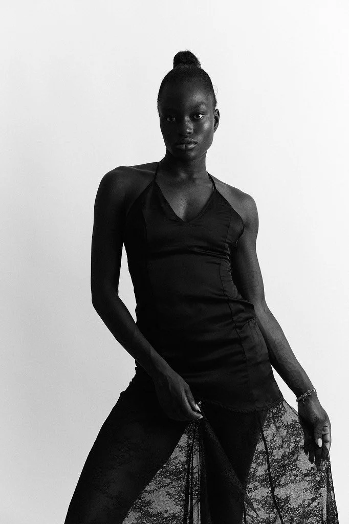 mannequin en robe noir sur fonc blanc 